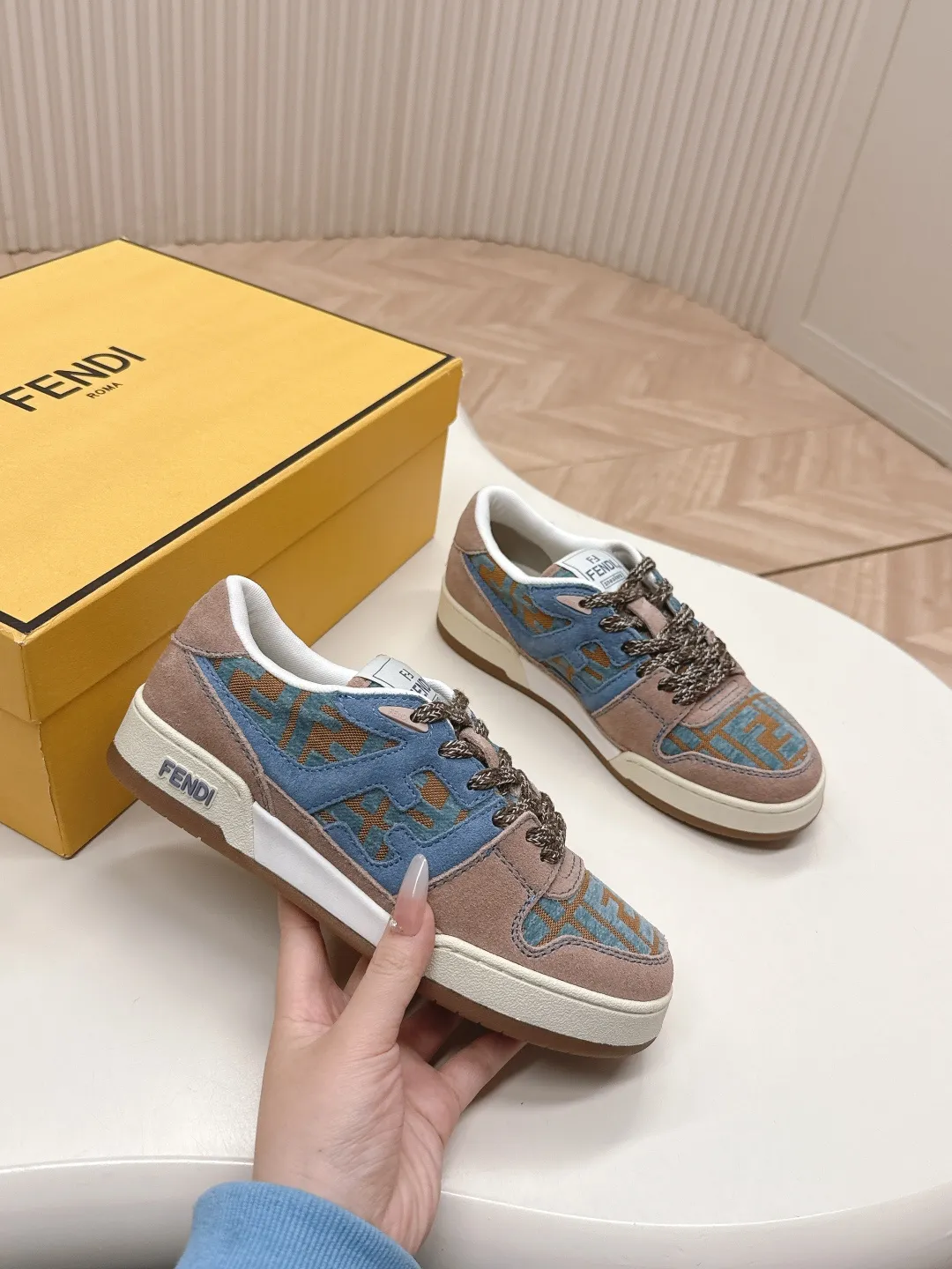 最新色系!皮面 出女💰320 男加10 最新版面 情侣款 Fendi芬迪2025新色系列板鞋休闲运动鞋 FD match 升级新款 全皮面拼接 新鲜血液注入加FF复古的设计 超好看百搭 鞋面牛皮面拼接组合 侧面凸起的双F logo内里采用透气布里 轻便 舒适百搭 原版TPu大底 码数,女款35-40 / 男款39-44