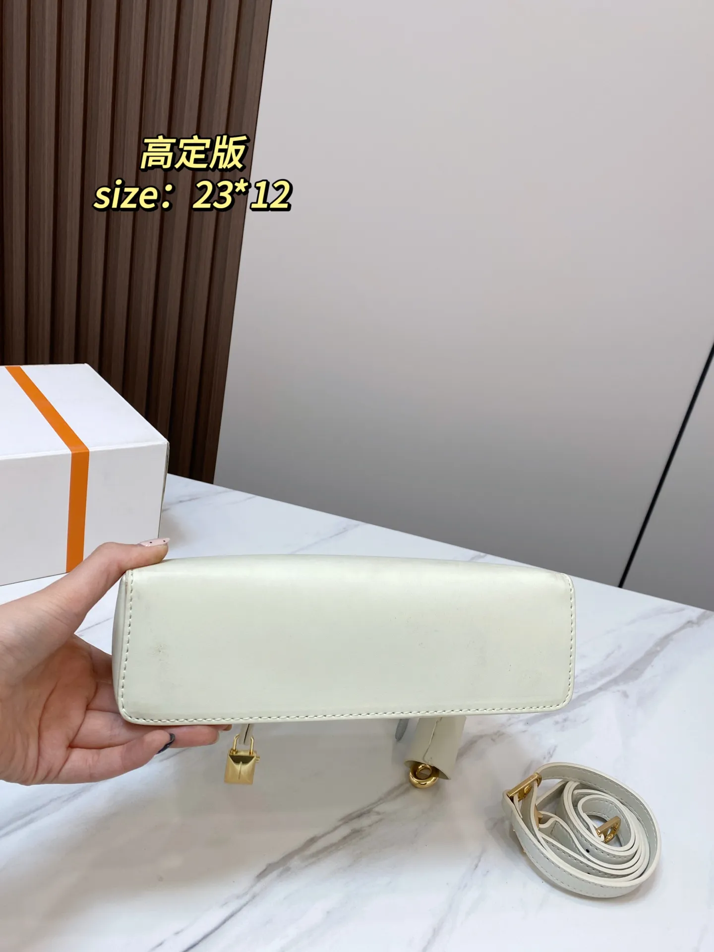 🅿️💰210 配礼盒 尺寸23*12 貌美如花LoroPiana小方包 不再买包的我看到这个真是受不了 简直太适合夏天,容量可放下手机 钥匙 气垫 手纸 口红等,好喜欢這 #OroPiana#夏日小包推荐 6178