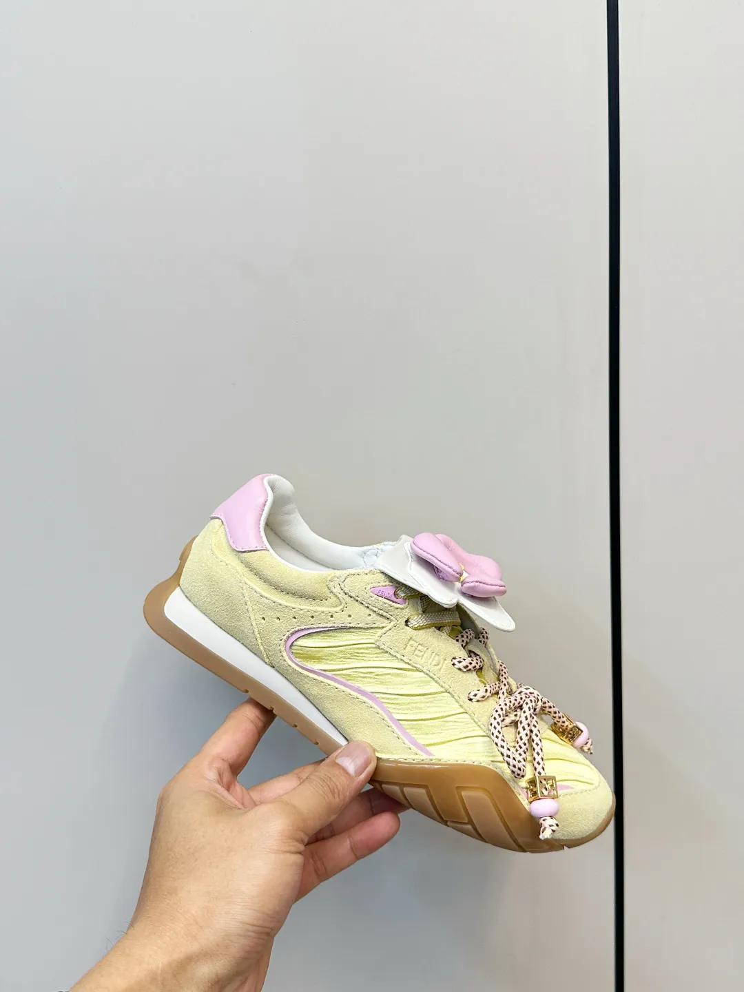 FENDI 2026SS限量运动鞋 P310 💛FENDI 2026SS限量运动鞋,意大利制造,麂皮+织物拼接,浅黄主色配粉紫细节,清新又时髦✨。鞋带是品牌标志性织带,辨识度超高! TPU橡胶鞋底抓地力强,日常穿搭或轻运动都OK。鞋舌&鞋侧有FENDI Logo,限量发售,收藏价值满分,超适合追求个性和品质的你! 鞋面:麂皮+织物拼接 内里:羊皮 码数:35-40