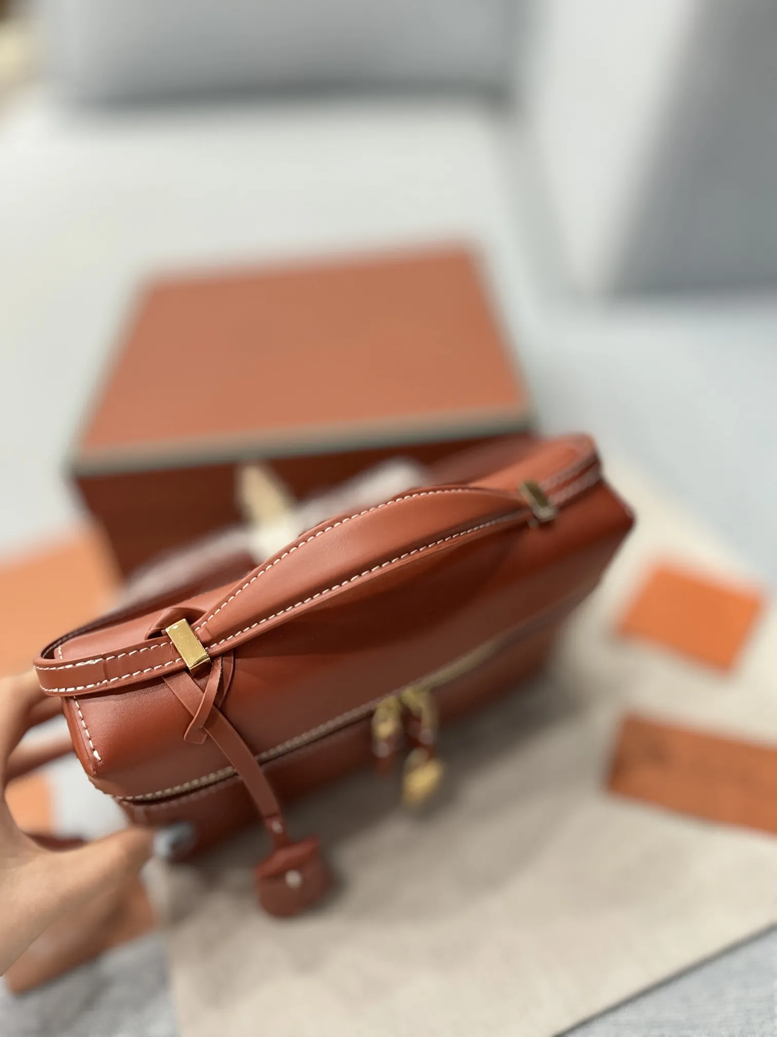 大号P225 配盒🎀 size:22.5×15 Loro Piana Extra Bag L27 饭盒包 单肩斜挎手提包 手袋包 这个包型以几何造型展示了精美与优雅风范复古手袋的魅力 加上细心雕琢的细节锋线饰边凸显出简洁干练的线条 为新手袋增添了现代的品味! 皮质采用了牛皮制作而成具有细腻而饱满的纹理感金属点缀 独特精致