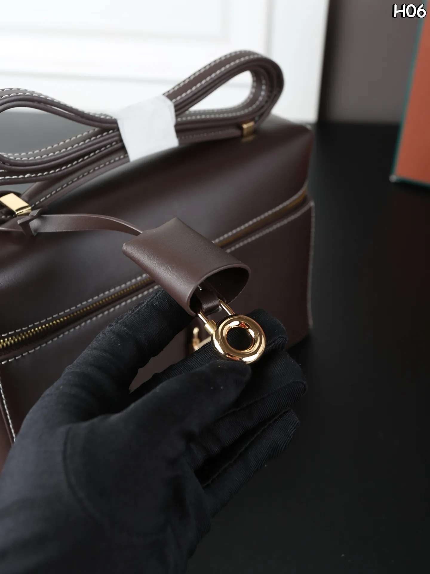 大P235 天地盖➕挂件 中P225 天地盖➕挂件 小P205 天地盖➕挂件 Loro Piana Extra Bag LP 饭盒包 化妆盒子包 手提包斜挎包 宋佳同款! 吴千语、唐嫣等明星都在背Loro Piana新包! Loro Piana 又出新包了,最新街拍吴千语、唐嫣、张钧甯、董洁、马思纯、梅婷、宋佳、万茜、邬君梅、张雪迎、包包颜值是真的高,容量方面也能够满足出行需求,不管是通勤还是日常都很适合,秋冬季节拿来搭配外套大衣最合适不过啦! 尺寸:26.5×17/23×15/20×11