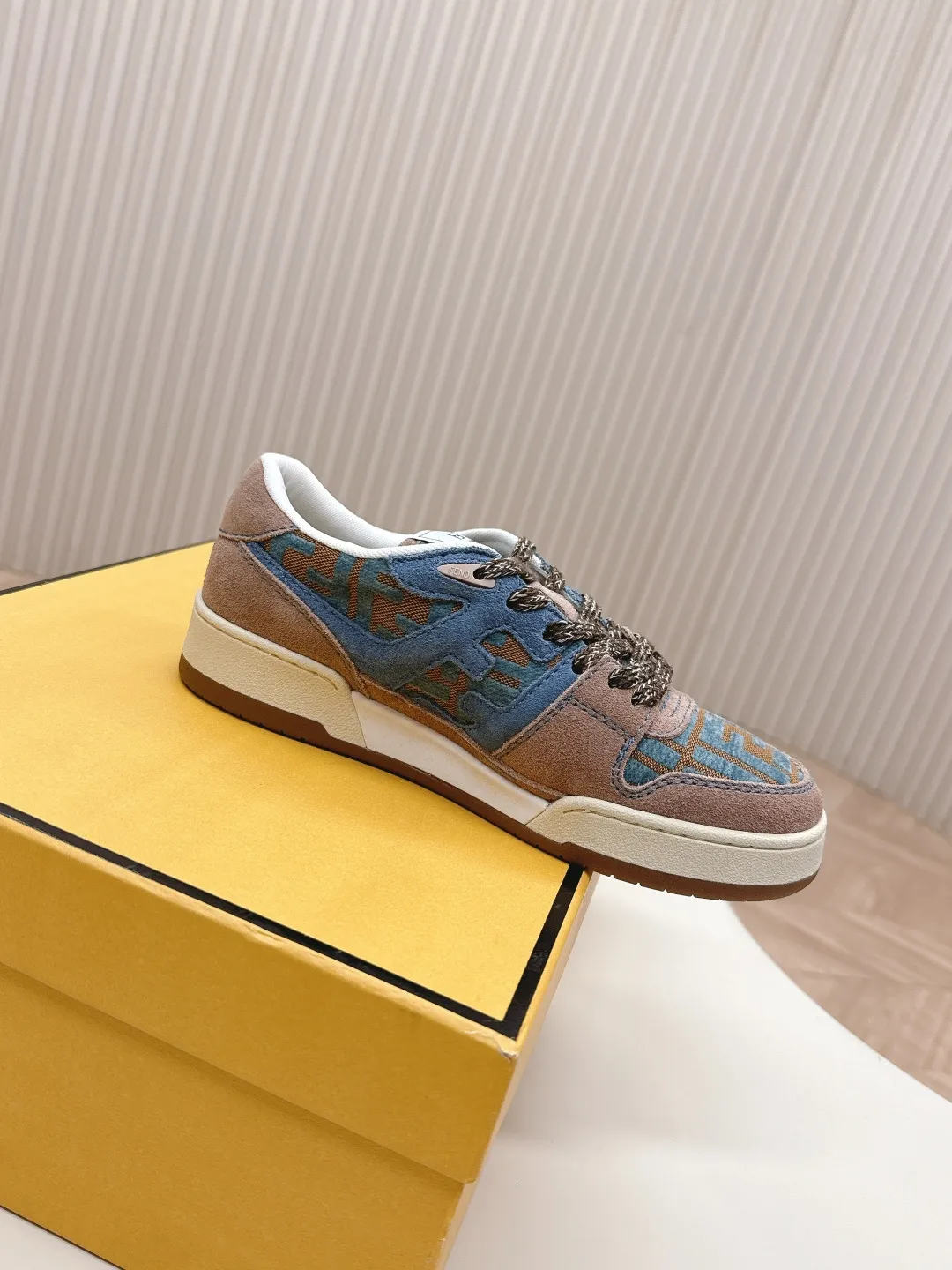 最新色系！皮面 出女💰320 男加10 最新版面 情侣款 Fendi芬迪2025新色系列板鞋休闲运动鞋 FD match 升级新款 全皮面拼接 新鲜血液注入加FF复古的设计 超好看百搭 鞋面牛皮面拼接组合 侧面凸起的双F logo内里采用透气布里 轻便 舒适百搭 原版TPu大底 码数，女款35-40 / 男款39-44