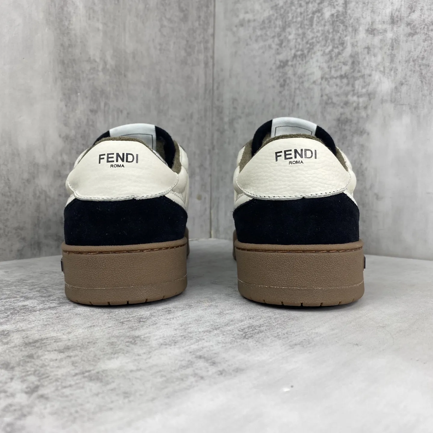 💰330🔥新色上架🔥 Fendi 芬迪情侣款休闲鞋FENDI芬迪match最新爆款情侣款运动鞋 设计师Kim Jones打造的首款运动鞋fendi match 和LV驴牌的Trainer篮球运动鞋 鞋型差不多 添加了FF复古的设计 鞋面采用麂皮和皮革拼接组合 侧面凸起的双F logo内里采用毛巾绒里 码数:女款35-40 / 男款39-45