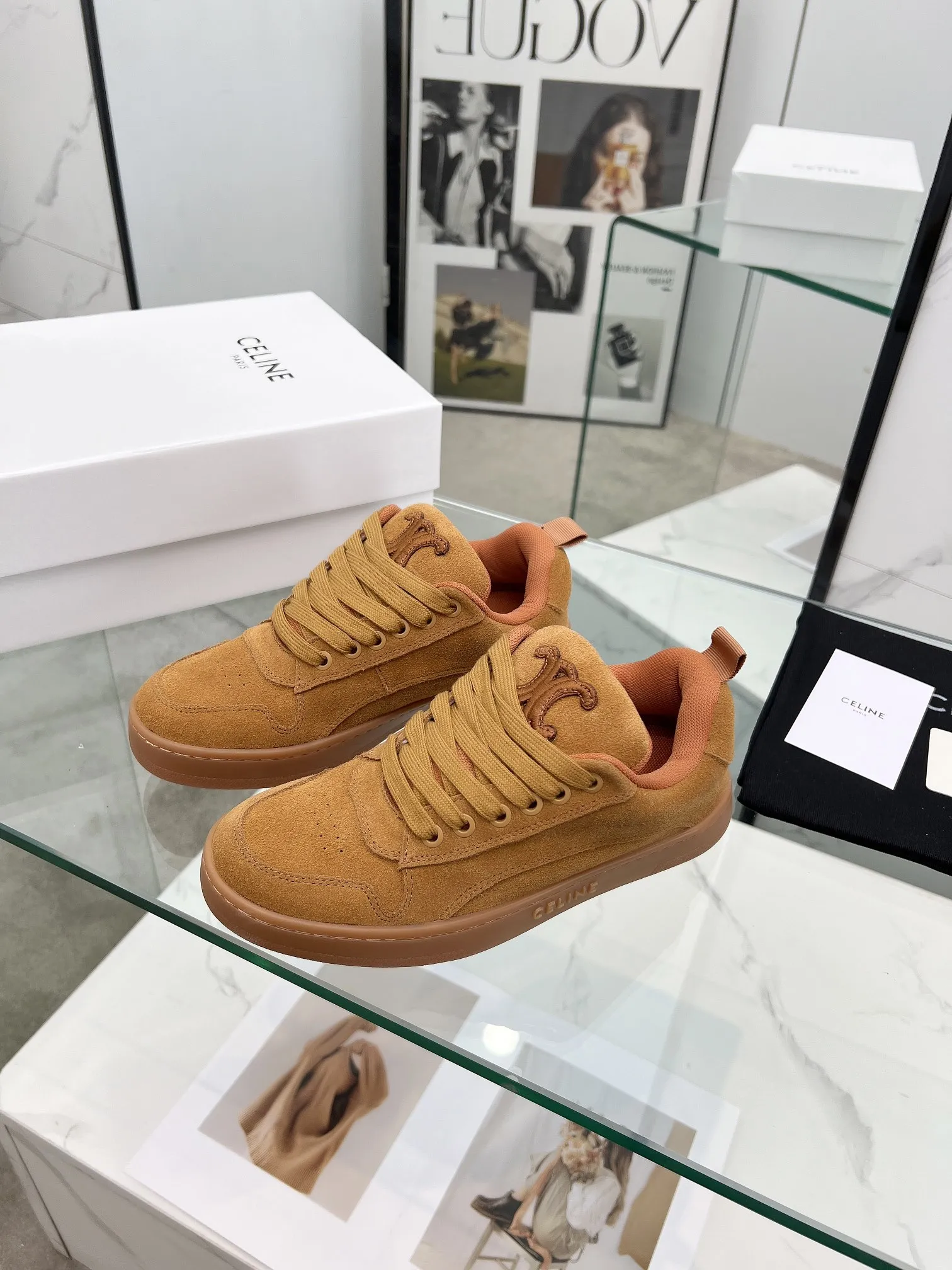 🌸P250💰 男款+10 CELINE赛琳秋冬新款HUNTINGTON面包鞋火爆上新 面包鞋以肥肥胖胖而得名近年来火爆全网 这款面包鞋上新小红薯关注极高 一款简简单单又百搭的面包鞋各大博主、明星纷纷上脚,原版品质搭配专柜精美包装 楦形流畅穿着舒适透气,你值得拥有 鞋面:牛绒 内里:透气网里 大底:原版橡胶防滑底 码数:女35-41# 男39-44#