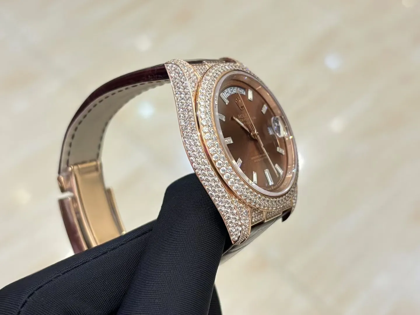 💍劳力士 顶级好货💍🌈首款日志型美洲鳄鱼皮带系列 ！✨后镶嵌顶级天然皓石，大闪亮，难度极高，目前同种材质最闪工艺。不惜成本只为完美，可谓用心至极，完美展现工匠精神。奢华高贵 身份的象征，适合重要场合使用！ 1⃣️搭载ETA2836星期日历全自动机芯，经典机芯稳定性强，无后顾之忧。 2⃣️蓝宝石镜面，字面颜色更细腻做出了与正品一致的视觉效果，防反光凸透式放大日历窗。 ️3⃣️表壳均采用顶级904钢，镶嵌顶级天然皓石。尺寸：直径40mm。 4⃣️表带美洲鳄鱼皮配搭原装折叠扣表扣，连接表壳头粒更细致优化！表扣细节刻字也比较到位！ 5⃣️复刻诚心力作！让我们一起一劳永逸！欢迎各位表友品鉴！