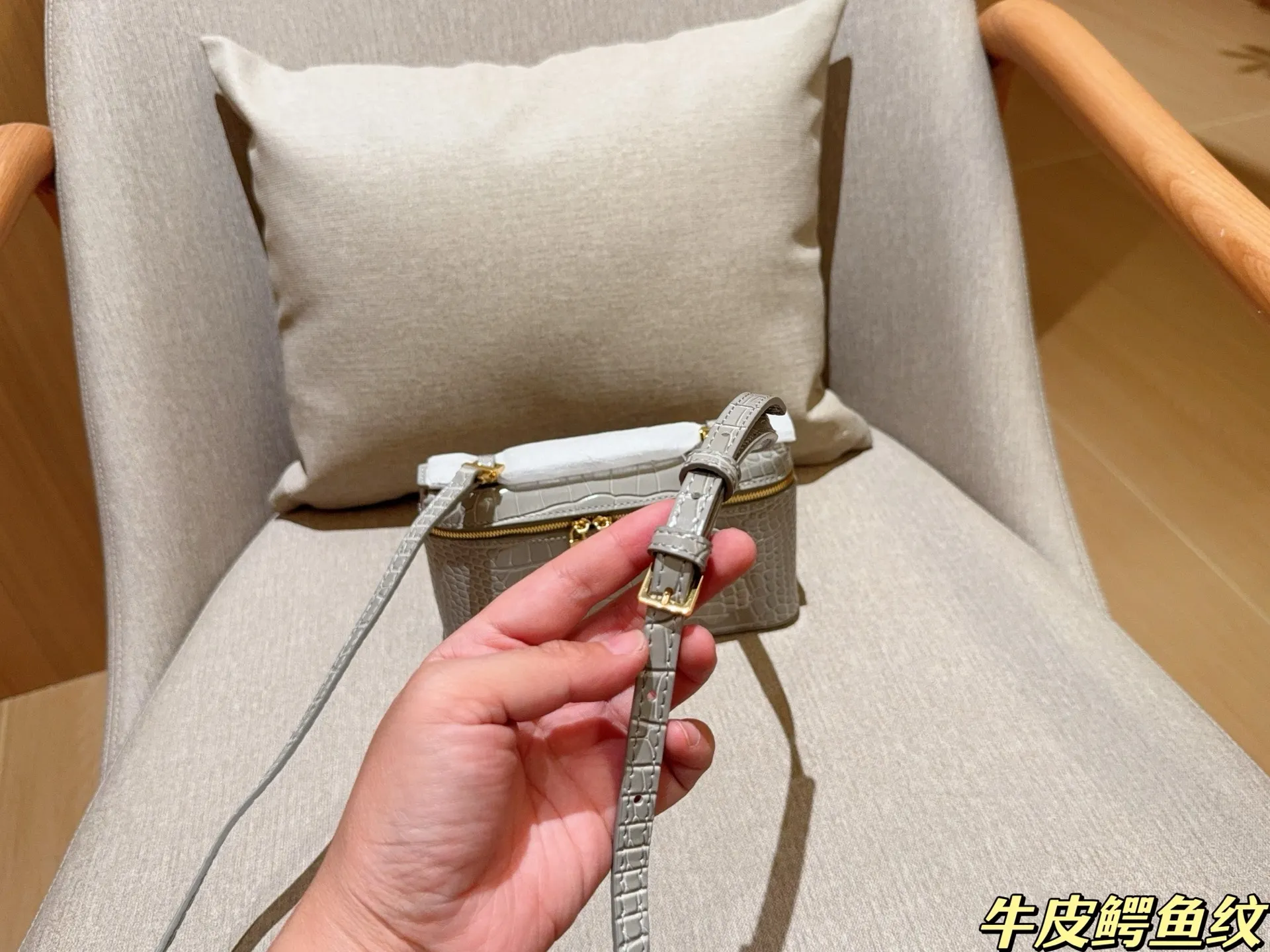 💰175 牛皮鳄鱼纹 Loro piana 牛皮鳄鱼纹饭盒包Lp化妆包L19 爱马仕平替 尺寸19×12×6 礼盒包装🎁