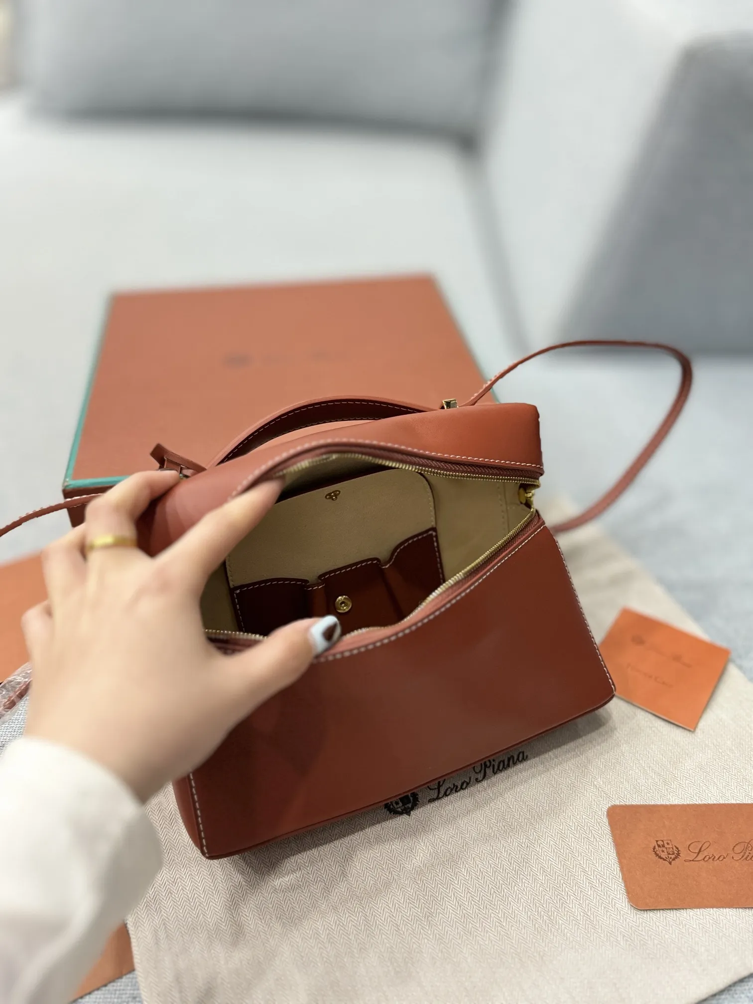 大号P225 配盒🎀 size:22.5×15 Loro Piana Extra Bag L27 饭盒包 单肩斜挎手提包 手袋包 这个包型以几何造型展示了精美与优雅风范复古手袋的魅力 加上细心雕琢的细节锋线饰边凸显出简洁干练的线条 为新手袋增添了现代的品味! 皮质采用了牛皮制作而成具有细腻而饱满的纹理感金属点缀 独特精致