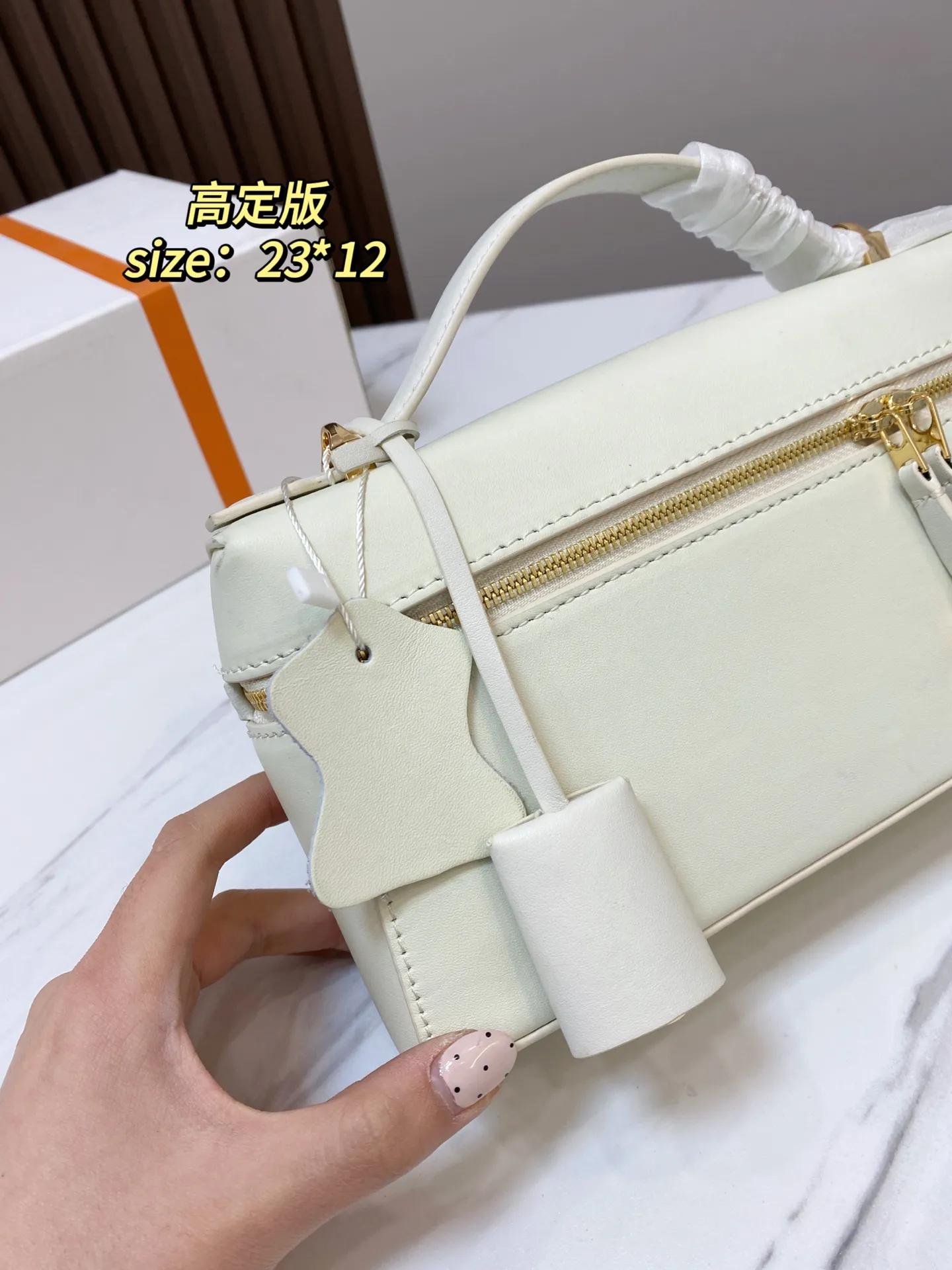 🅿️💰210 配礼盒 尺寸23*12 貌美如花LoroPiana小方包 不再买包的我看到这个真是受不了 简直太适合夏天,容量可放下手机 钥匙 气垫 手纸 口红等,好喜欢這 #OroPiana#夏日小包推荐 6178