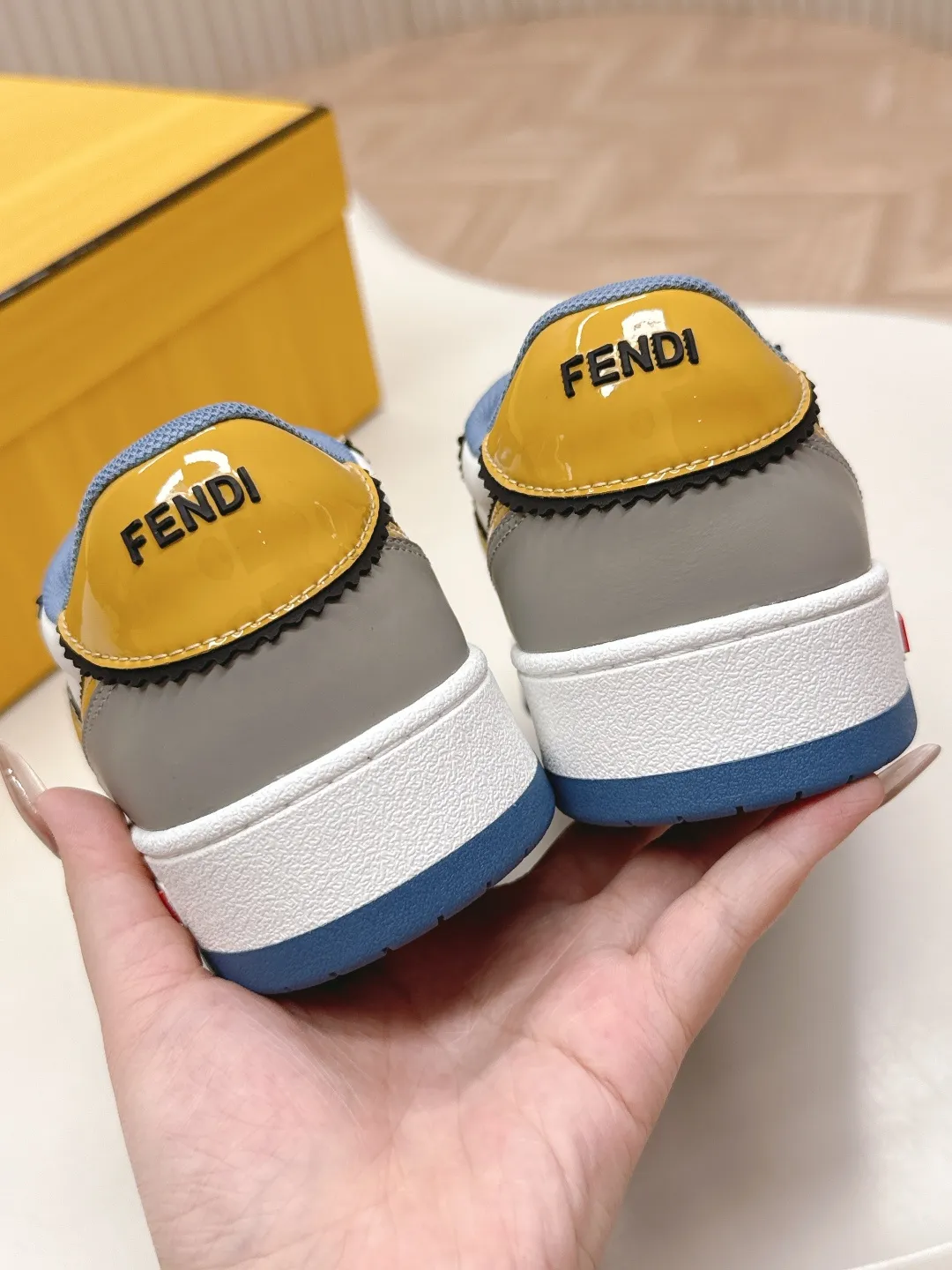 最新色系!皮面 出女💰320 男加10 最新版面 情侣款 Fendi芬迪2025新色系列板鞋休闲运动鞋 FD match 升级新款 全皮面拼接 新鲜血液注入加FF复古的设计 超好看百搭 鞋面牛皮面拼接组合 侧面凸起的双F logo内里采用透气布里 轻便 舒适百搭 原版TPu大底 码数,女款35-40 / 男款39-44
