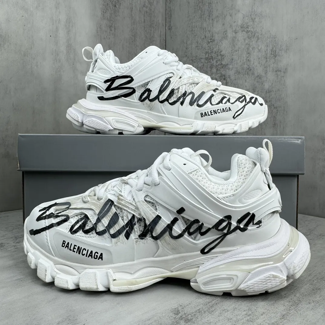 💰420🔥新款上架🔥 纯原版本巴黎世家三代 涂鸦款 资讯:新款BALENCIAGA 巴黎世家-Runner、是通过溢胶、做旧、缝线等细节,展示了设计师 Demna 的运动鞋风格,用一双「旧鞋」传递复古感,后侧板、翘起的鞋头,则展示了 Demna 在结构上的未来构想; 原装大盒从里到外一切百分百还原官方配置 顶级专供碾压一切版本码数:35 36 37 38 39 40 41 42 43 44 45 46
