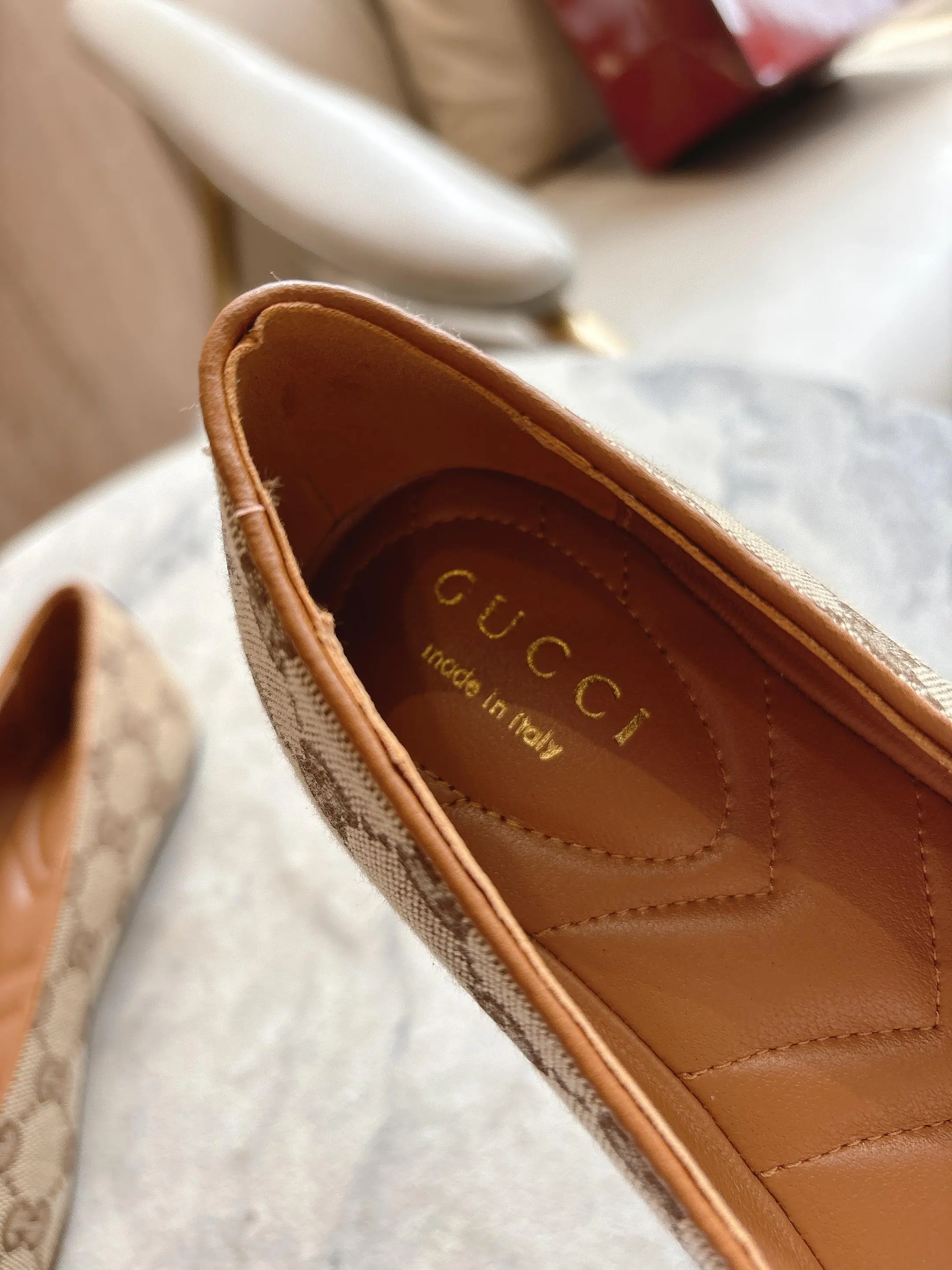 1054-1 杏G¥270(35-42)这款平底芭蕾舞鞋选用皮革制作,尽显优雅隽永格调。精巧蝴蝶结流露女性气质,浅金色调双G配件低调呼应品牌高辨识度标识。 杏色皮革 浅金色调配件 绗缝皮革内底 蝴蝶结和双G 皮革鞋底 平底