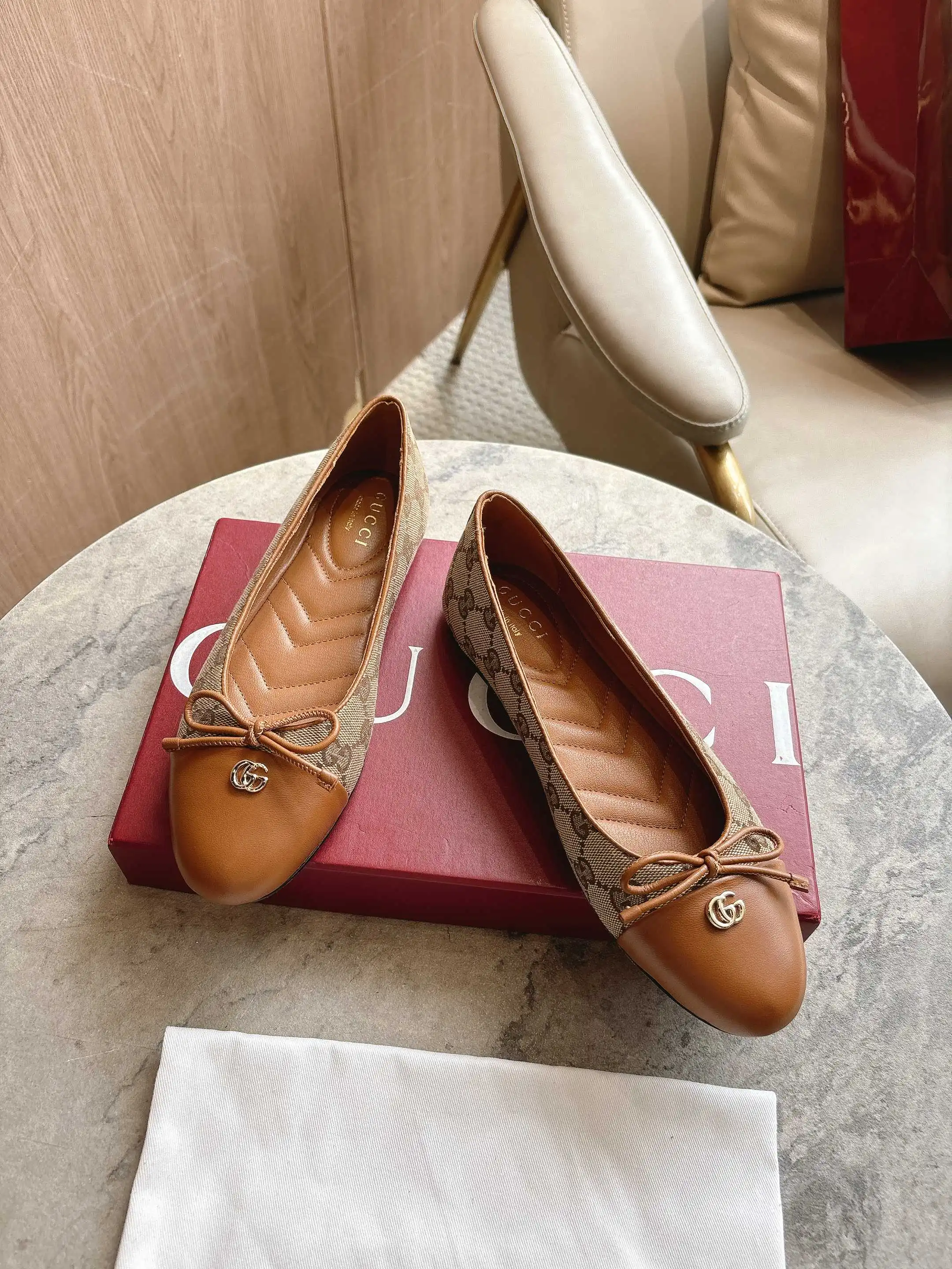 1054-1 杏G¥270(35-42)这款平底芭蕾舞鞋选用皮革制作,尽显优雅隽永格调。精巧蝴蝶结流露女性气质,浅金色调双G配件低调呼应品牌高辨识度标识。 杏色皮革 浅金色调配件 绗缝皮革内底 蝴蝶结和双G 皮革鞋底 平底