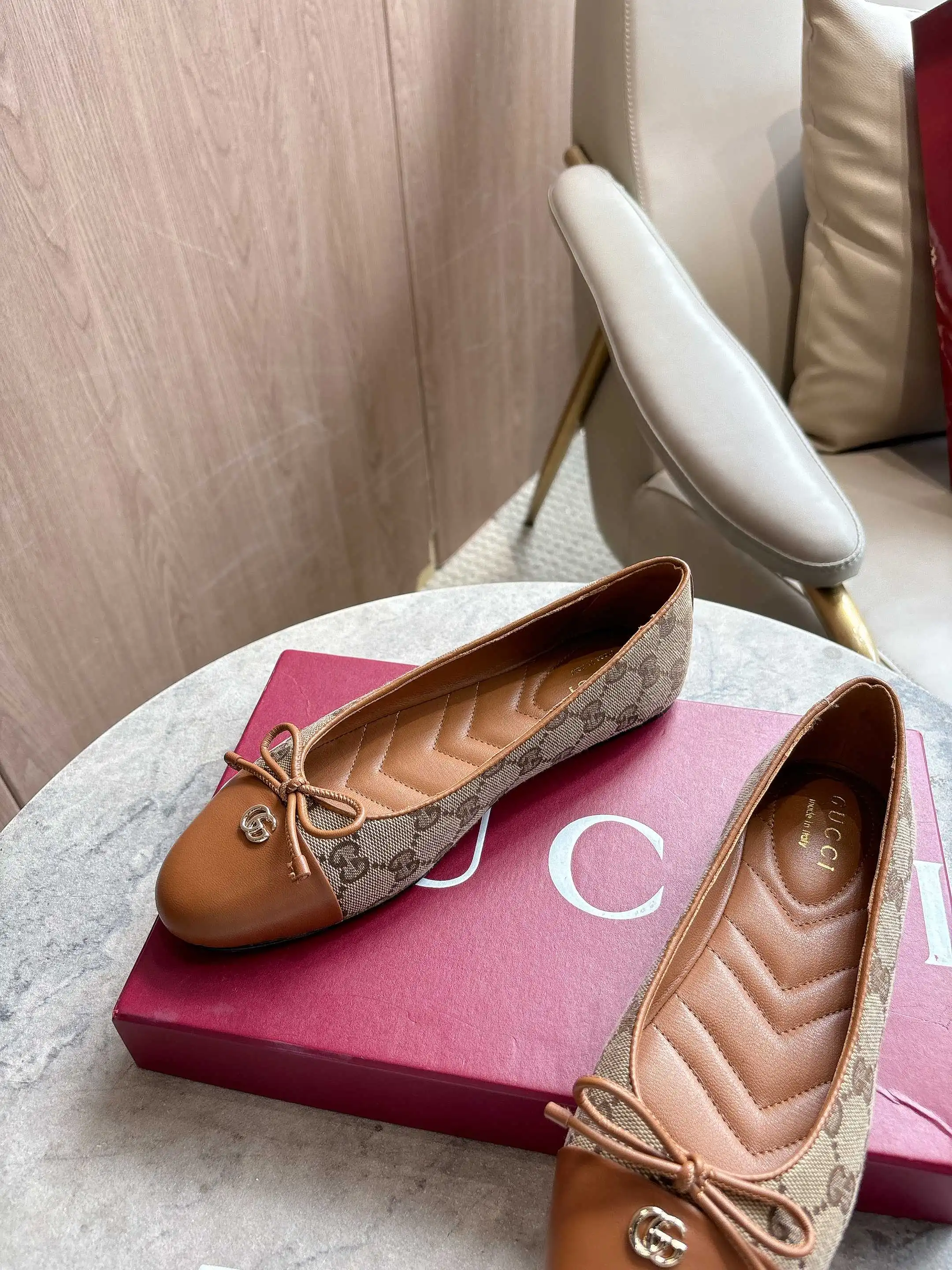 1054-1 杏G&yen;270（35-42）这款平底芭蕾舞鞋选用皮革制作，尽显优雅隽永格调。精巧蝴蝶结流露女性气质，浅金色调双G配件低调呼应品牌高辨识度标识。 杏色皮革 浅金色调配件 绗缝皮革内底 蝴蝶结和双G 皮革鞋底 平底