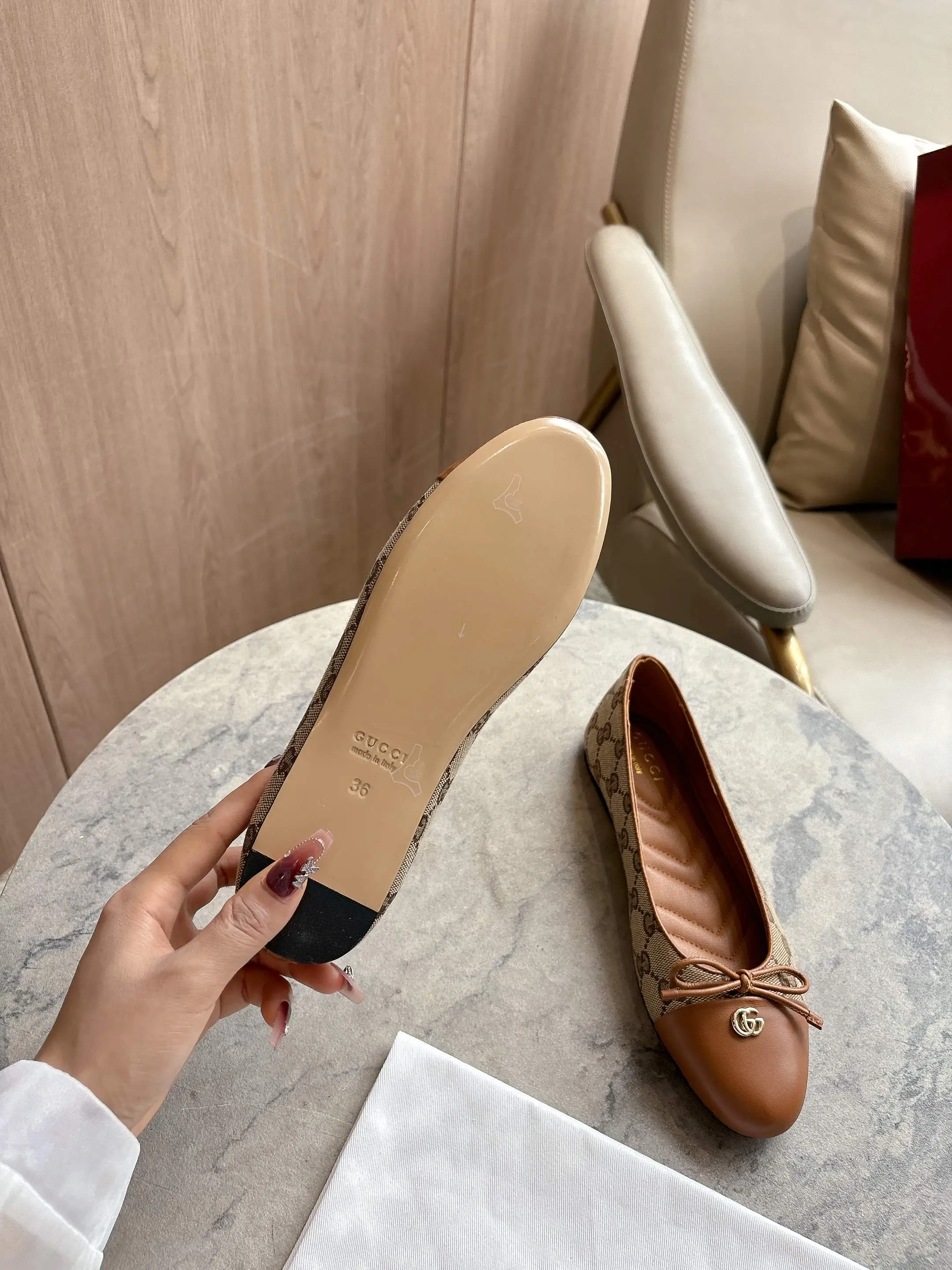 1054-1 杏G&yen;270（35-42）这款平底芭蕾舞鞋选用皮革制作，尽显优雅隽永格调。精巧蝴蝶结流露女性气质，浅金色调双G配件低调呼应品牌高辨识度标识。 杏色皮革 浅金色调配件 绗缝皮革内底 蝴蝶结和双G 皮革鞋底 平底