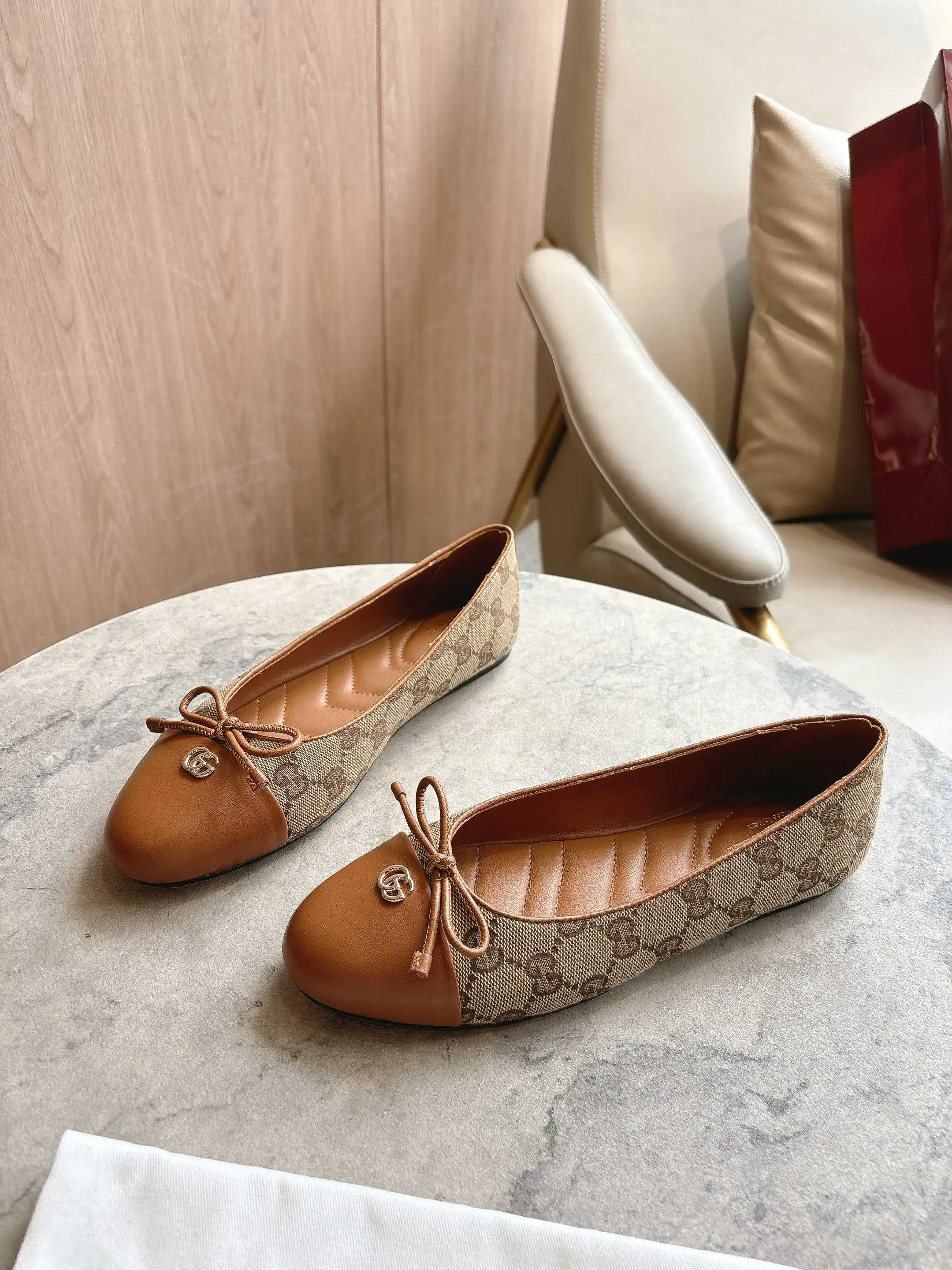 1054-1 杏G¥270(35-42)这款平底芭蕾舞鞋选用皮革制作,尽显优雅隽永格调。精巧蝴蝶结流露女性气质,浅金色调双G配件低调呼应品牌高辨识度标识。 杏色皮革 浅金色调配件 绗缝皮革内底 蝴蝶结和双G 皮革鞋底 平底