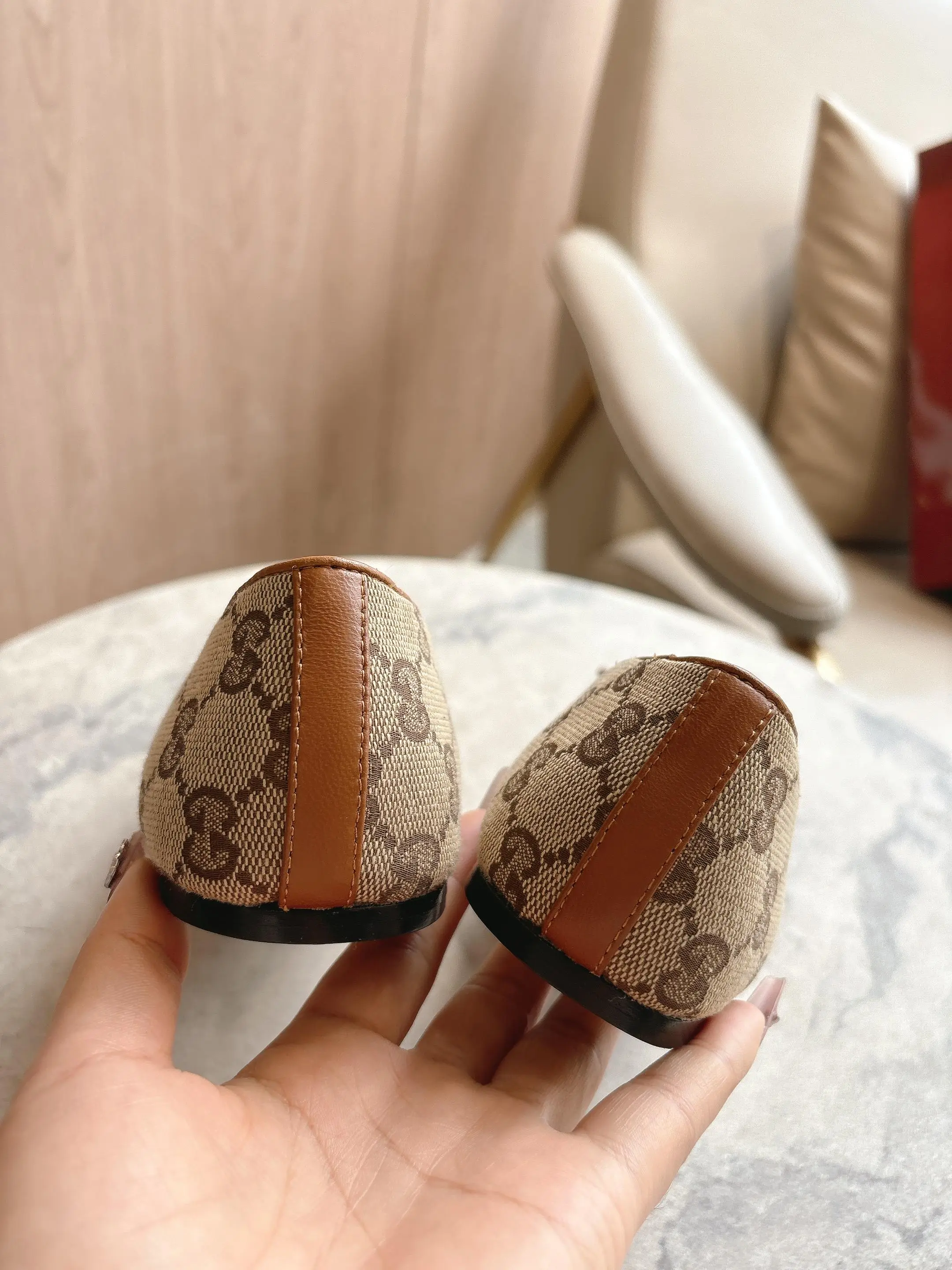 1054-1 杏G&yen;270（35-42）这款平底芭蕾舞鞋选用皮革制作，尽显优雅隽永格调。精巧蝴蝶结流露女性气质，浅金色调双G配件低调呼应品牌高辨识度标识。 杏色皮革 浅金色调配件 绗缝皮革内底 蝴蝶结和双G 皮革鞋底 平底