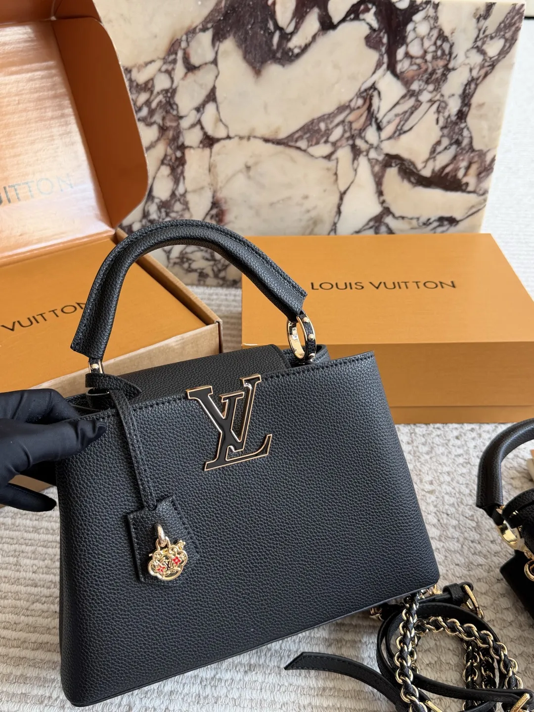 p190、p180 折叠盒 L家 Capucines 贵妇包 金色扣五金，超繁琐制作工序，女王范儿必备，mini款独特超宽背带，经典大logo设计，结合monogram经典小花元素[哇]简洁大气，尺寸合理、容量OK，可手提可单肩，经典款 大号28cm/小号20cm