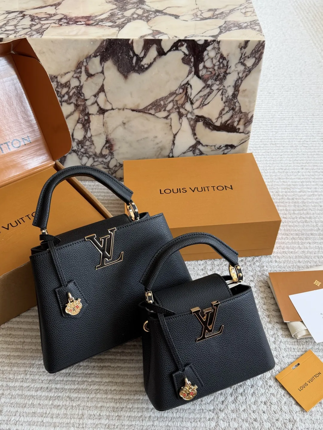 p190、p180 折叠盒 L家 Capucines 贵妇包 金色扣五金，超繁琐制作工序，女王范儿必备，mini款独特超宽背带，经典大logo设计，结合monogram经典小花元素[哇]简洁大气，尺寸合理、容量OK，可手提可单肩，经典款 大号28cm/小号20cm