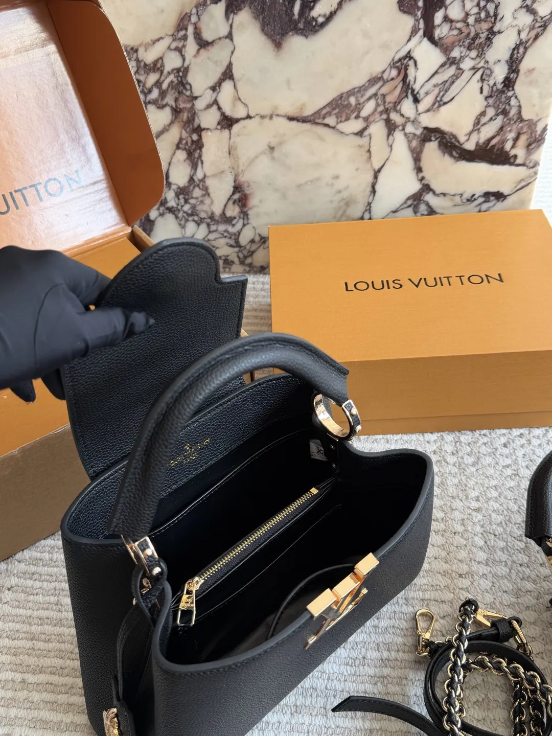 p190、p180 折叠盒 L家 Capucines 贵妇包 金色扣五金，超繁琐制作工序，女王范儿必备，mini款独特超宽背带，经典大logo设计，结合monogram经典小花元素[哇]简洁大气，尺寸合理、容量OK，可手提可单肩，经典款 大号28cm/小号20cm