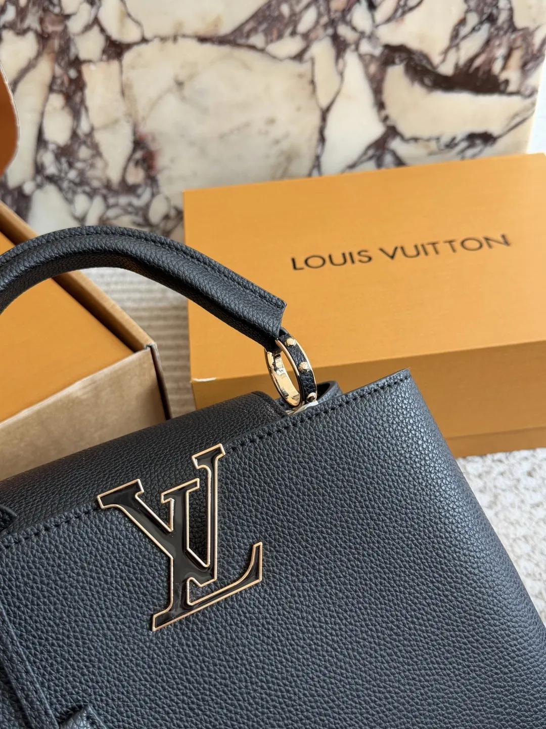 p190、p180 折叠盒 L家 Capucines 贵妇包 金色扣五金，超繁琐制作工序，女王范儿必备，mini款独特超宽背带，经典大logo设计，结合monogram经典小花元素[哇]简洁大气，尺寸合理、容量OK，可手提可单肩，经典款 大号28cm/小号20cm