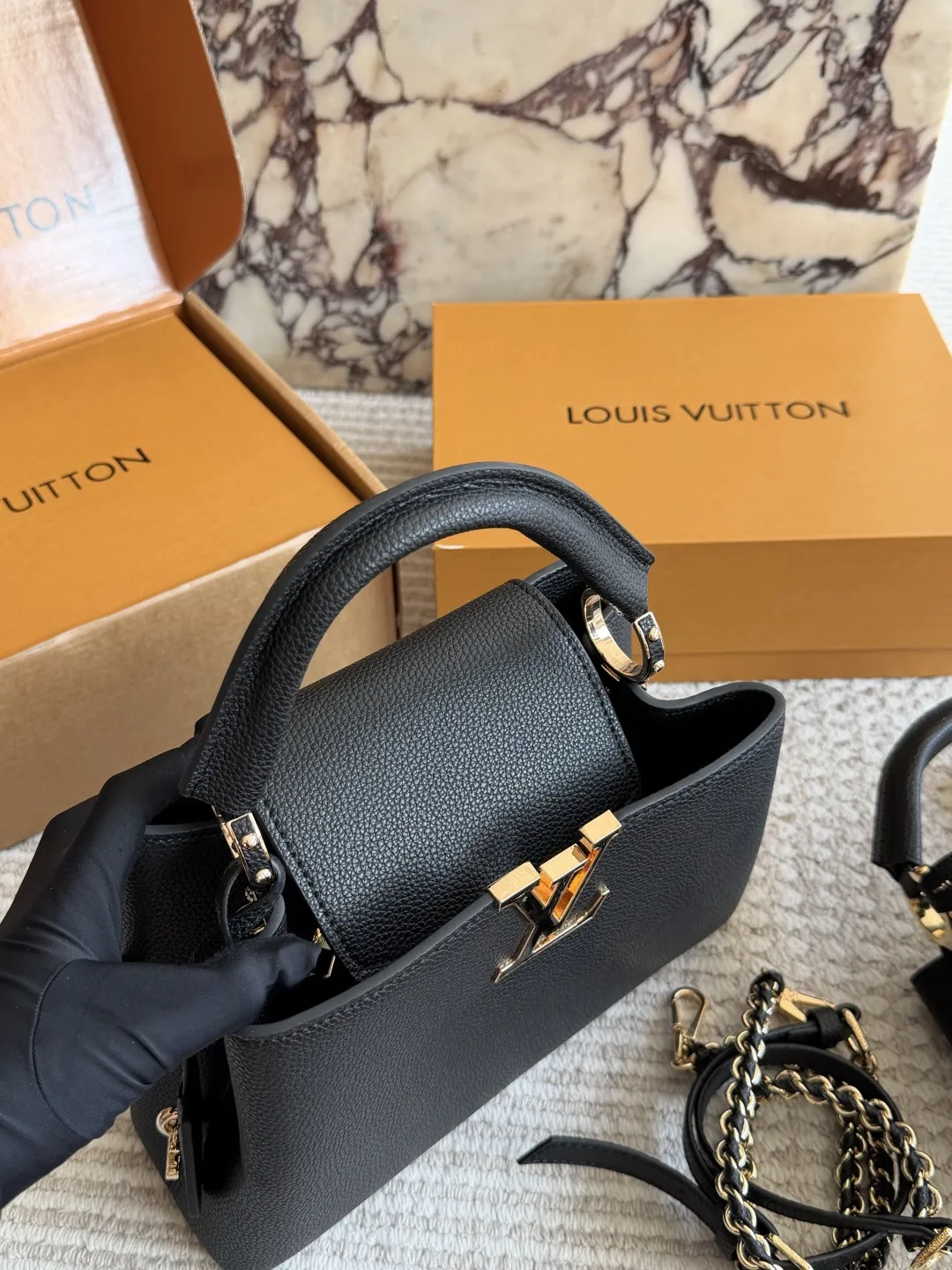 p190、p180 折叠盒 L家 Capucines 贵妇包 金色扣五金，超繁琐制作工序，女王范儿必备，mini款独特超宽背带，经典大logo设计，结合monogram经典小花元素[哇]简洁大气，尺寸合理、容量OK，可手提可单肩，经典款 大号28cm/小号20cm