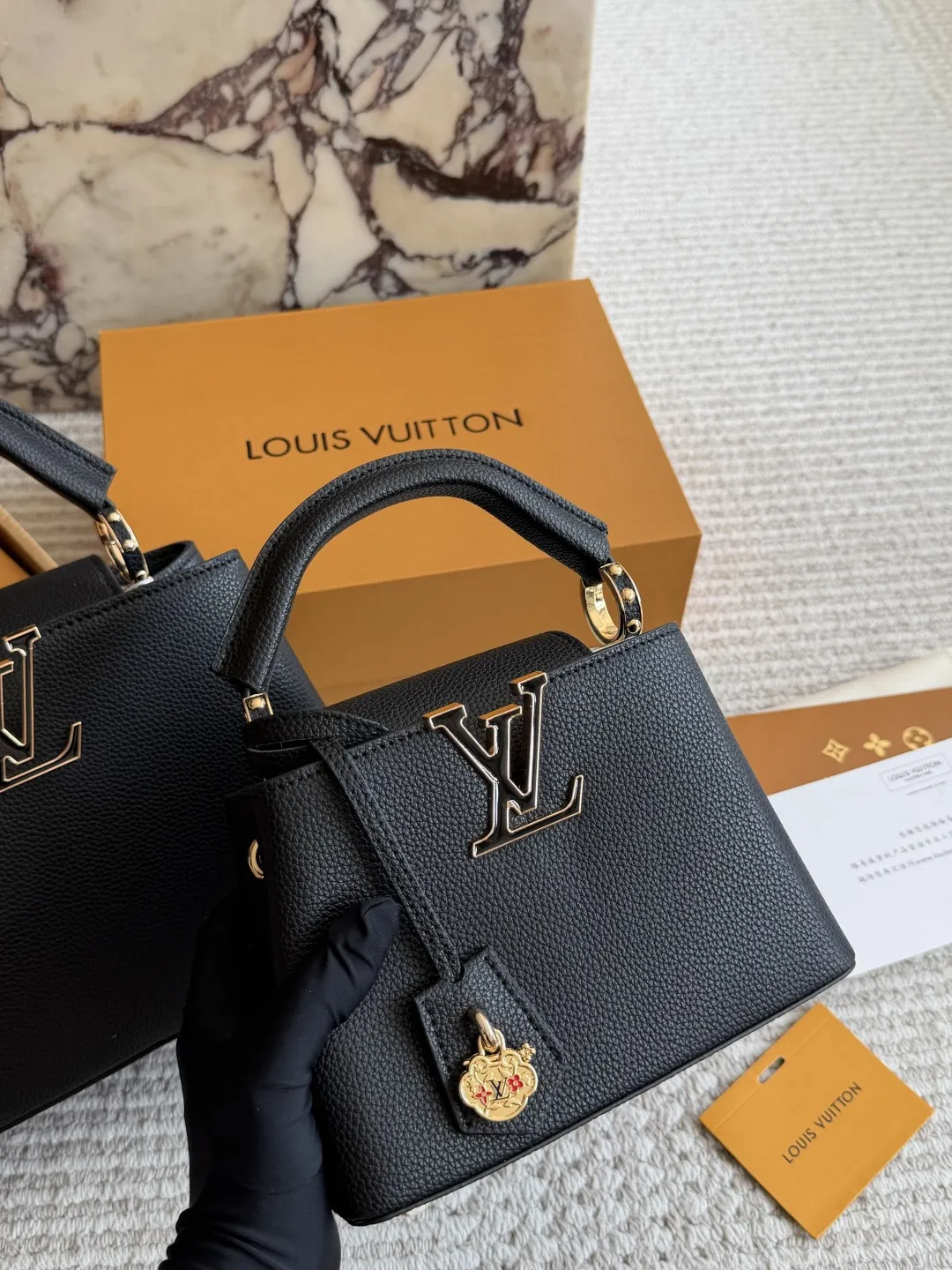 p190、p180 折叠盒 L家 Capucines 贵妇包 金色扣五金，超繁琐制作工序，女王范儿必备，mini款独特超宽背带，经典大logo设计，结合monogram经典小花元素[哇]简洁大气，尺寸合理、容量OK，可手提可单肩，经典款 大号28cm/小号20cm