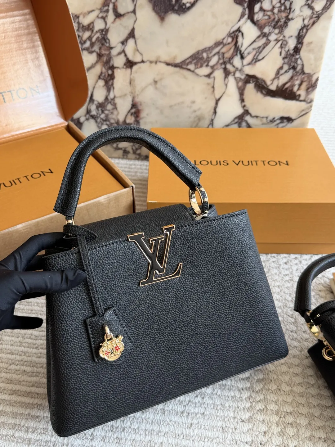 p190、p180 折叠盒 L家 Capucines 贵妇包 金色扣五金，超繁琐制作工序，女王范儿必备，mini款独特超宽背带，经典大logo设计，结合monogram经典小花元素[哇]简洁大气，尺寸合理、容量OK，可手提可单肩，经典款 大号28cm/小号20cm