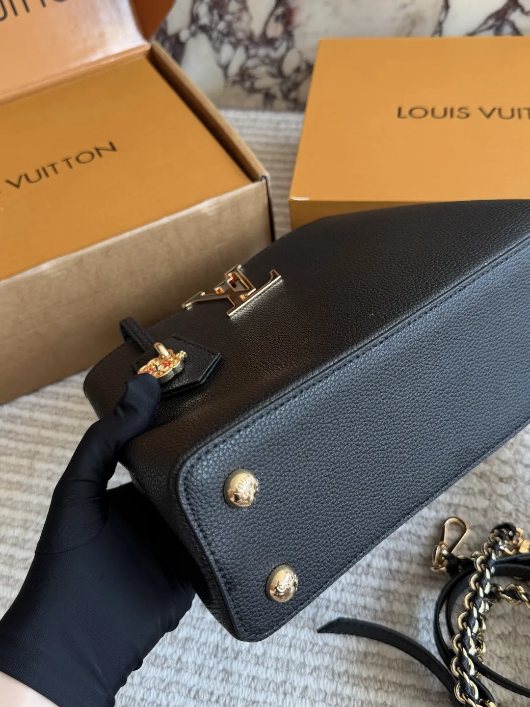 p190、p180 折叠盒 L家 Capucines 贵妇包 金色扣五金，超繁琐制作工序，女王范儿必备，mini款独特超宽背带，经典大logo设计，结合monogram经典小花元素[哇]简洁大气，尺寸合理、容量OK，可手提可单肩，经典款 大号28cm/小号20cm