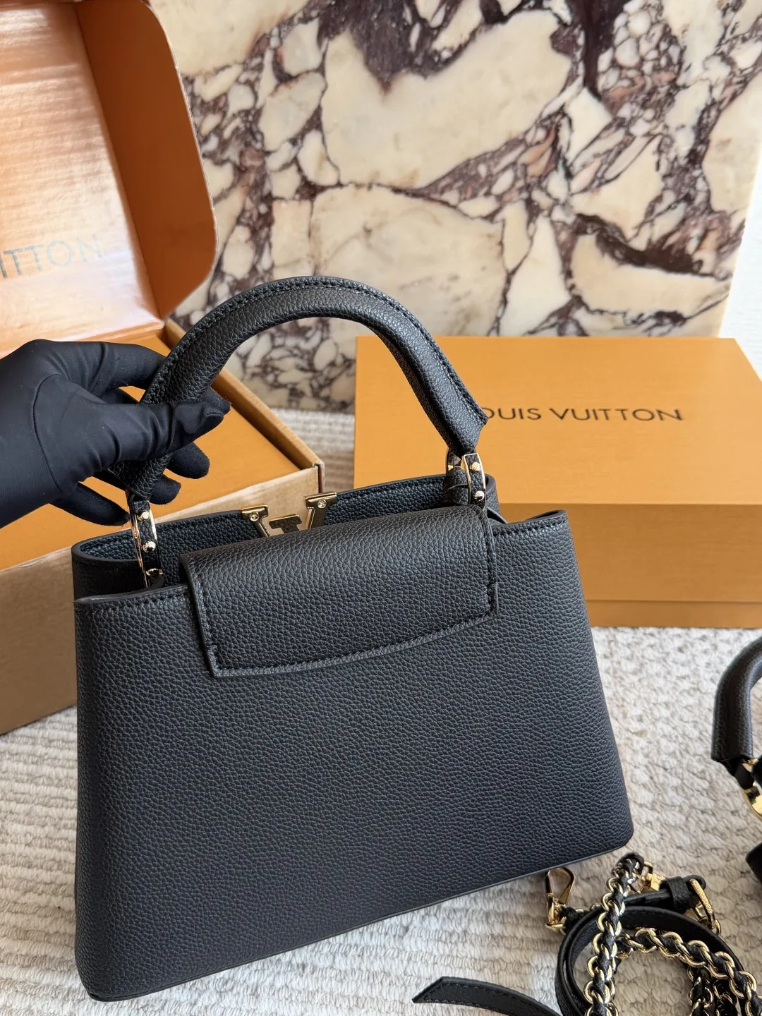 p190、p180 折叠盒 L家 Capucines 贵妇包 金色扣五金，超繁琐制作工序，女王范儿必备，mini款独特超宽背带，经典大logo设计，结合monogram经典小花元素[哇]简洁大气，尺寸合理、容量OK，可手提可单肩，经典款 大号28cm/小号20cm