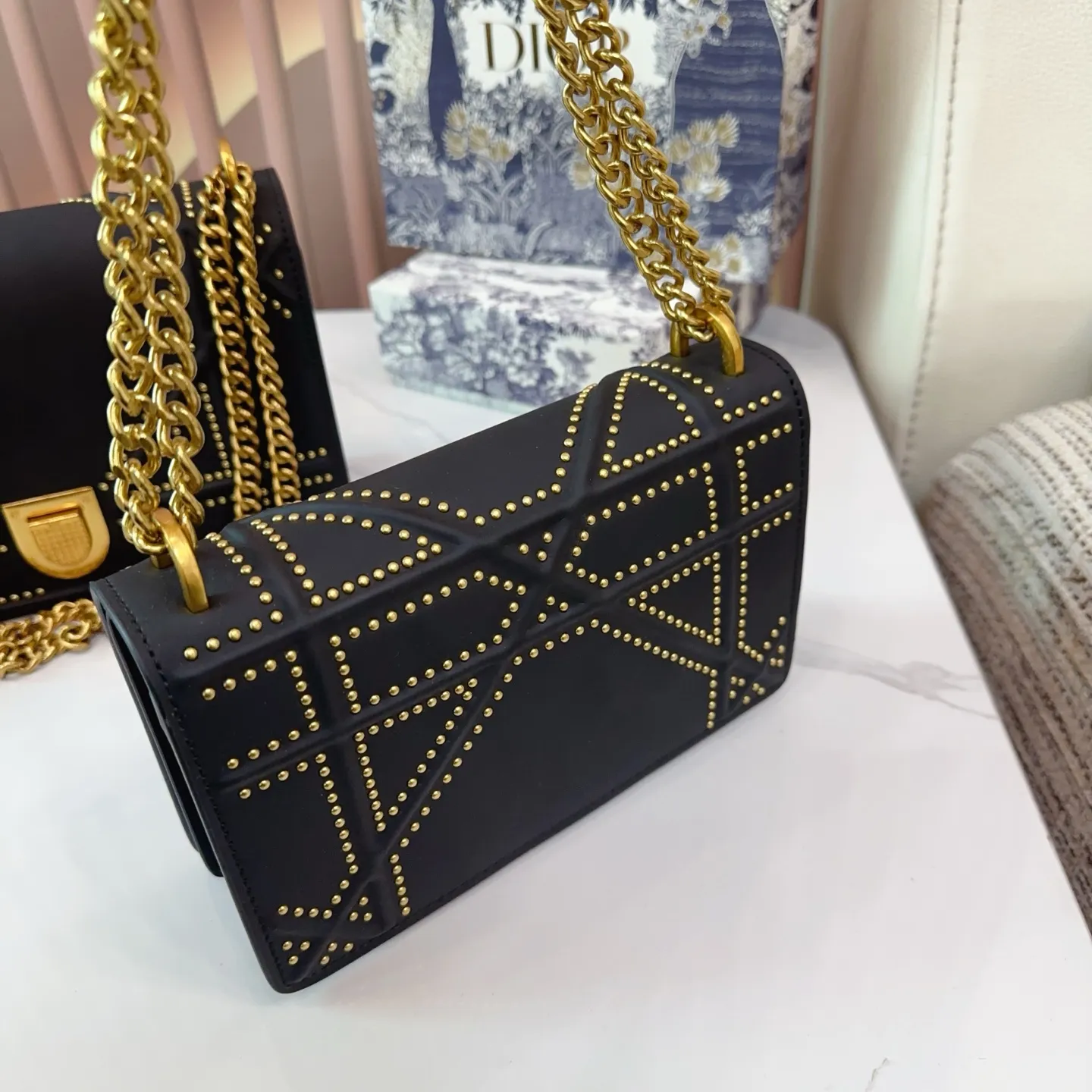 同价。p150 折叠盒 Dior盾牌包 铆钉款经典不过时的一款超百搭 太实用啦尺寸大号26.15cm小号22.14cm。E