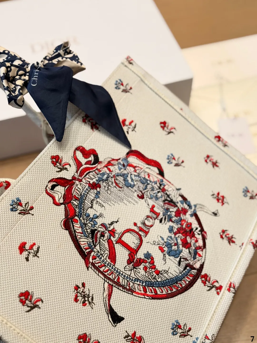 复刻版 原版布 p225 （配内胆） DIOR迪奥｜Book tote购物袋 原版3D浮雕原版布 Dior 原版布提花 配内胆/丝巾/星星挂件 Dior book tote今年最喜欢的一款购物袋 tote我用的次数最多的包，因为容量超级大，不管什么东西都向里面放，当然凹造型也是必须有的，这款Dior老花是我最喜欢的颜色，柜台出了很多颜色及花型，最后挑了这个颜色 小号的精致有型 配折叠礼盒 尺寸 中号35cm