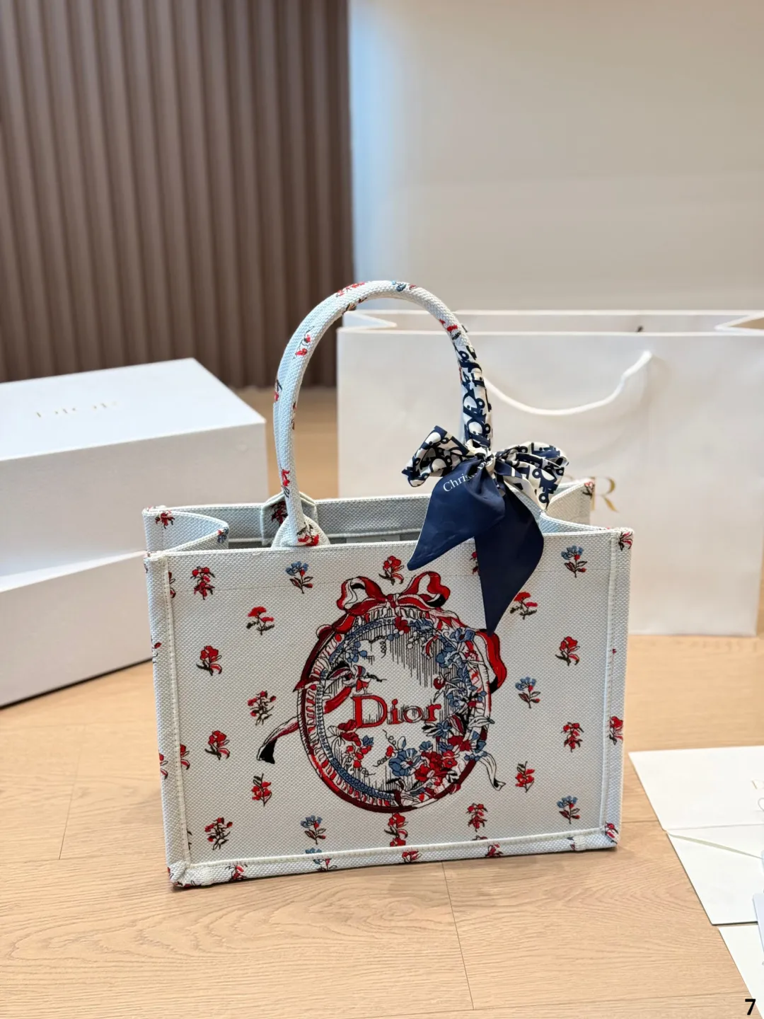 复刻版 原版布 p225 (配内胆) DIOR迪奥|Book tote购物袋 原版3D浮雕原版布 Dior 原版布提花 配内胆/丝巾/星星挂件 Dior book tote今年最喜欢的一款购物袋 tote我用的次数最多的包,因为容量超级大,不管什么东西都向里面放,当然凹造型也是必须有的,这款Dior老花是我最喜欢的颜色,柜台出了很多颜色及花型,最后挑了这个颜色 小号的精致有型 配折叠礼盒 尺寸 中号35cm