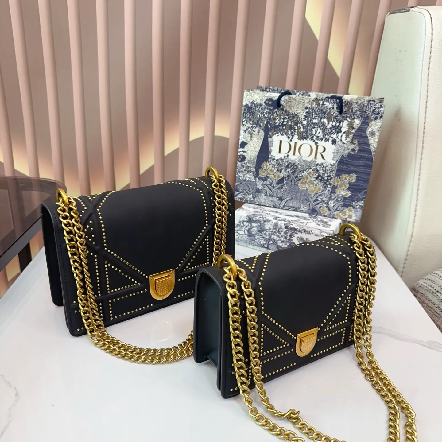 同价。p150 折叠盒 Dior盾牌包 铆钉款经典不过时的一款超百搭 太实用啦尺寸大号26.15cm小号22.14cm。E