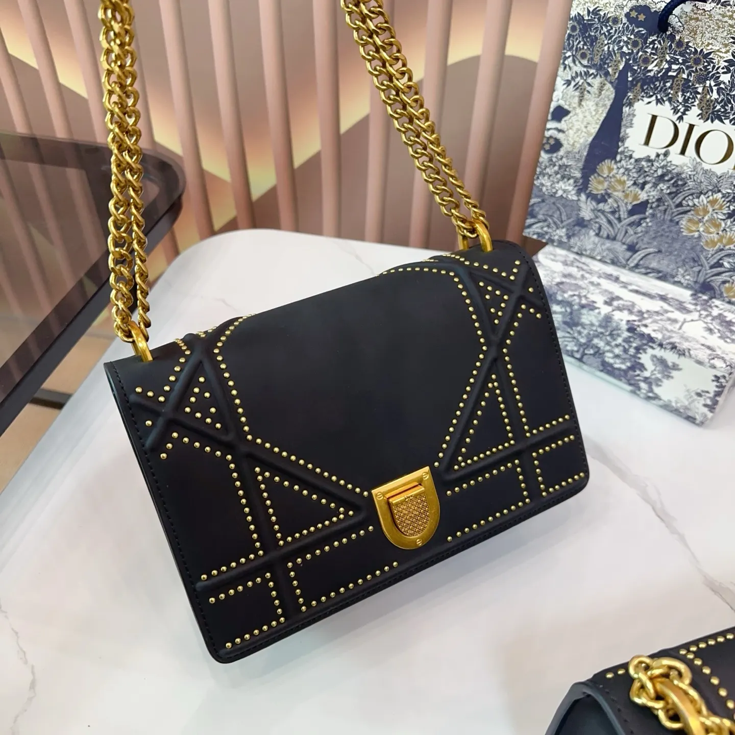 同价。p150 折叠盒 Dior盾牌包 铆钉款经典不过时的一款超百搭 太实用啦尺寸大号26.15cm小号22.14cm。E