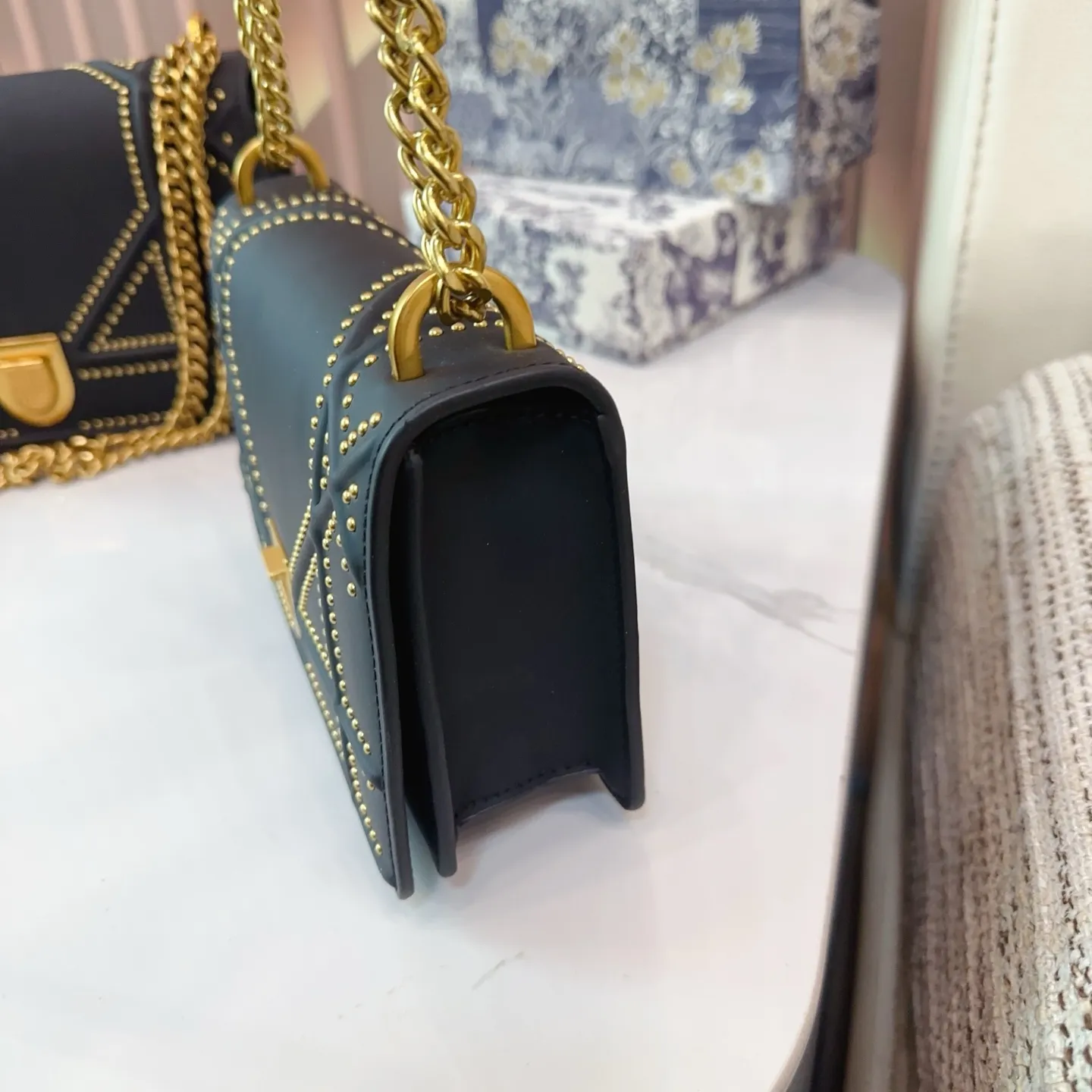 同价。p150 折叠盒 Dior盾牌包 铆钉款经典不过时的一款超百搭 太实用啦尺寸大号26.15cm小号22.14cm。E