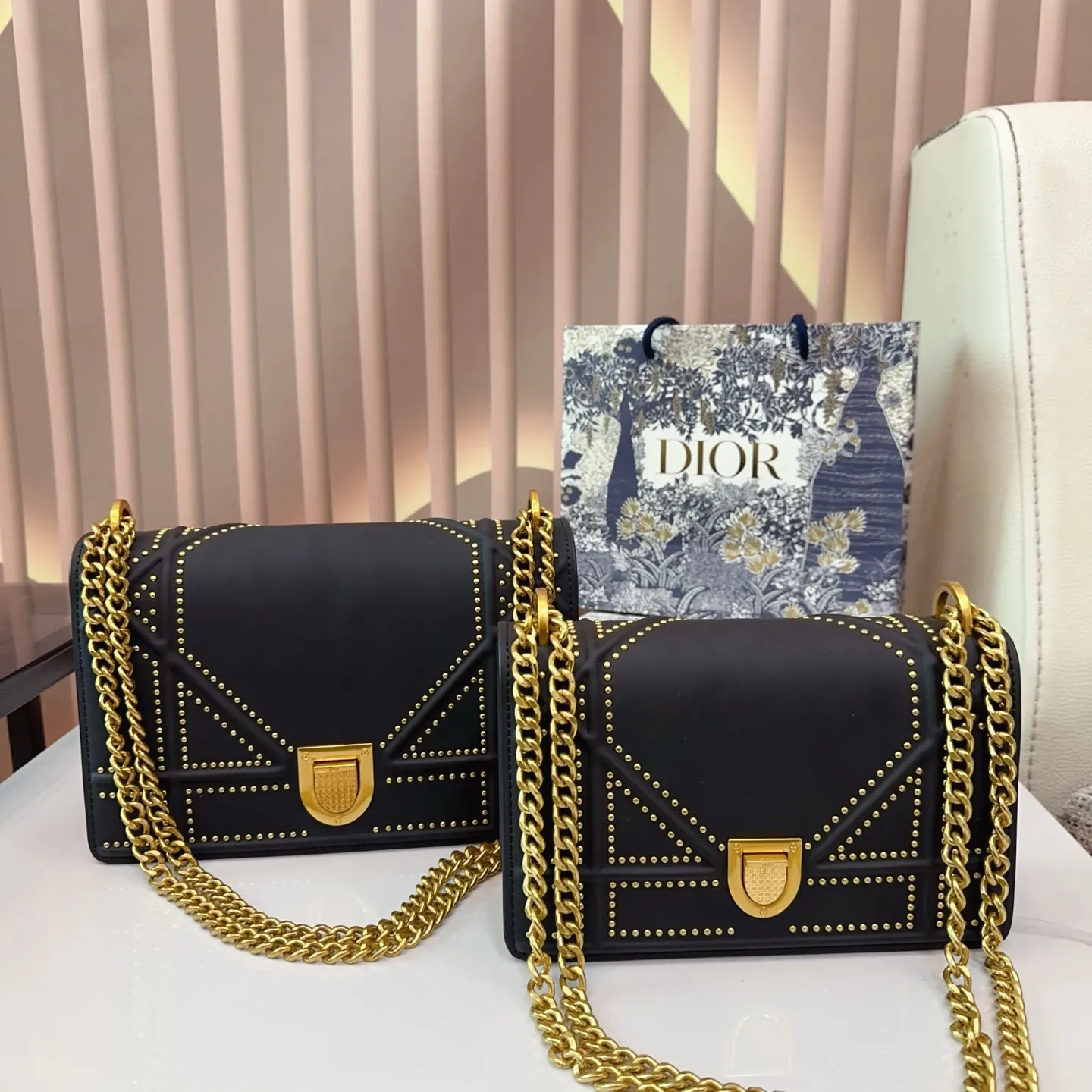 同价。p150 折叠盒 Dior盾牌包 铆钉款经典不过时的一款超百搭 太实用啦尺寸大号26.15cm小号22.14cm。E