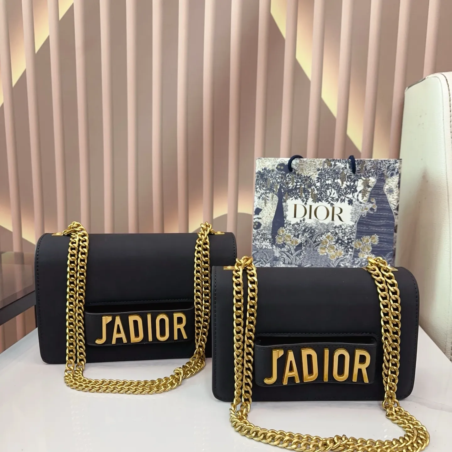 同价。P150p150礼盒🎁 Jadior手插链条包经典不过时的一款超百搭 太实用啦 尺寸大号26.15cm小号22.14cm E