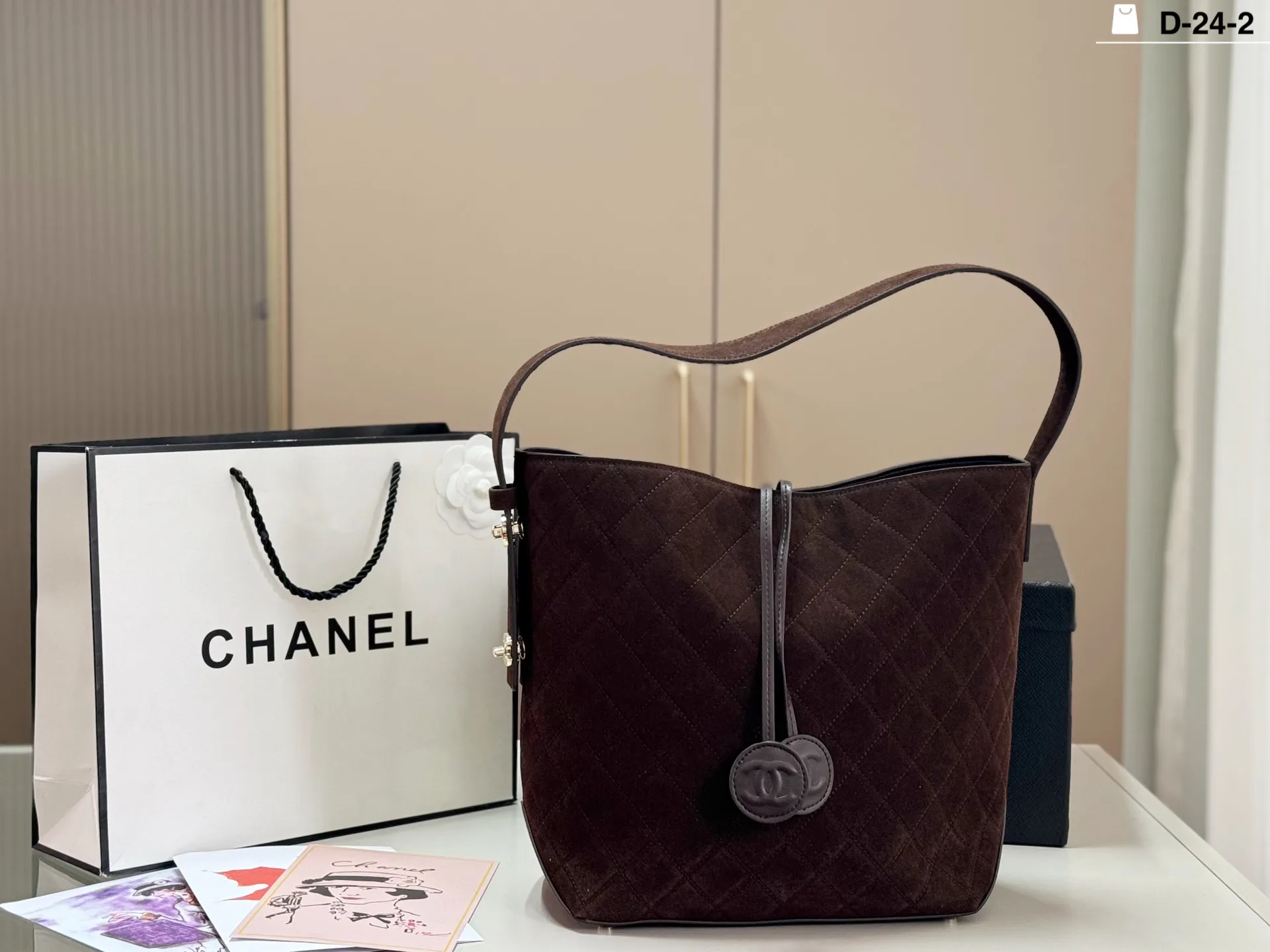 💰p280(牛皮版本) D-24-2 尺寸25x28 配盒 香奈儿这款菱格纹托特包,采用优质小牛皮,手感细腻又耐用。经典菱格纹+双C金属吊饰,品牌辨识度超高✨