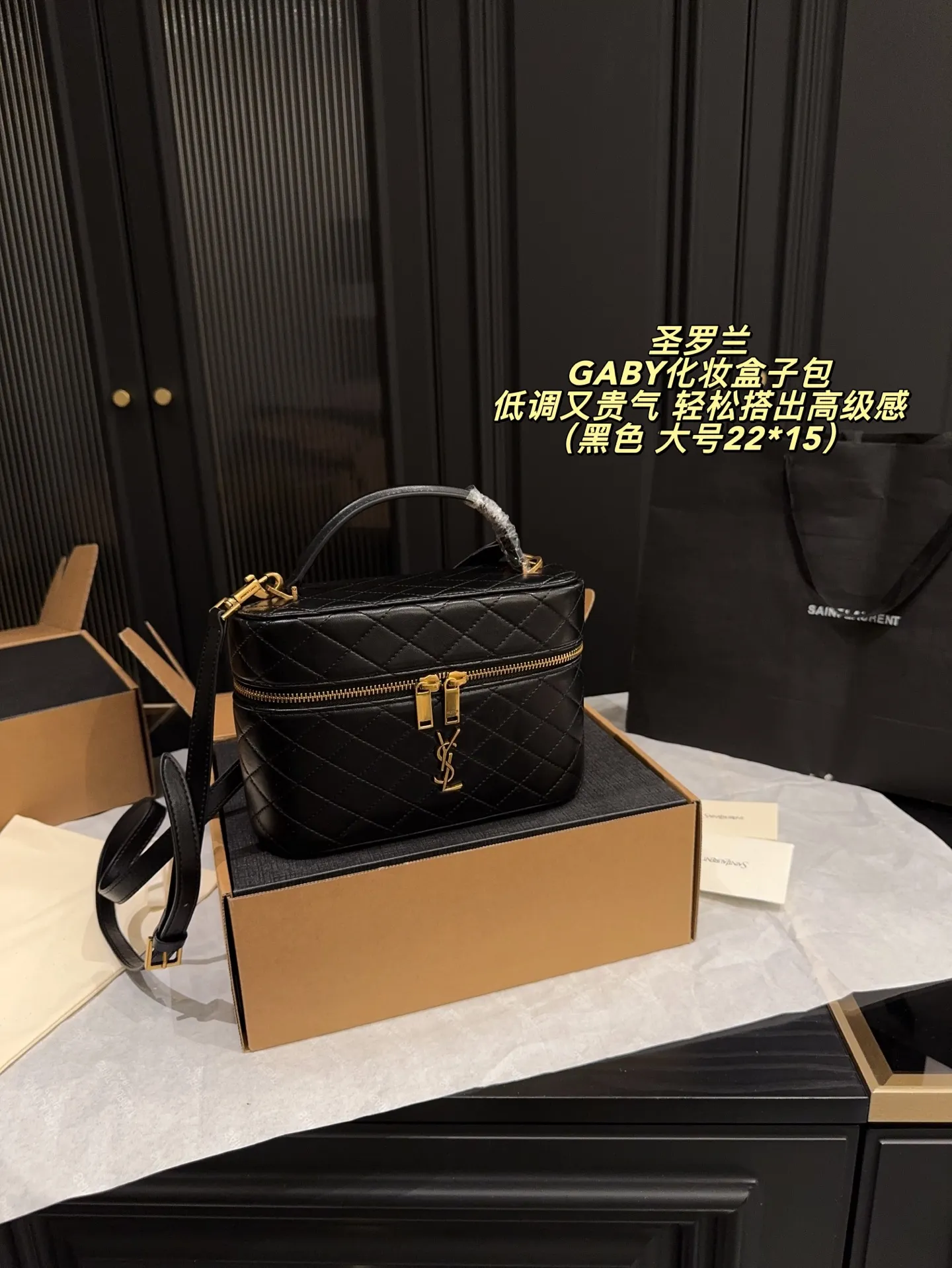 p170全套包装⚠️尺寸22*15 圣罗兰 GABY化妆盒子包 YSLGABY新款拉链化妆包,Rose同款绗缝小羊皮化妆包! 手感细腻顺滑,整包以经典方形绗缝工艺制作,外观小巧调皮可爱,搭配可调节和可拆皮革肩背带和手柄,方便多种使用方式随时切换 金色金属配件拉链开合设计,小小个但是却特别能装,小巧玲珑的外形超级能装,自重超轻平时出门完全不会有负担,麻雀虽小五脏俱全的代表之作‼️
