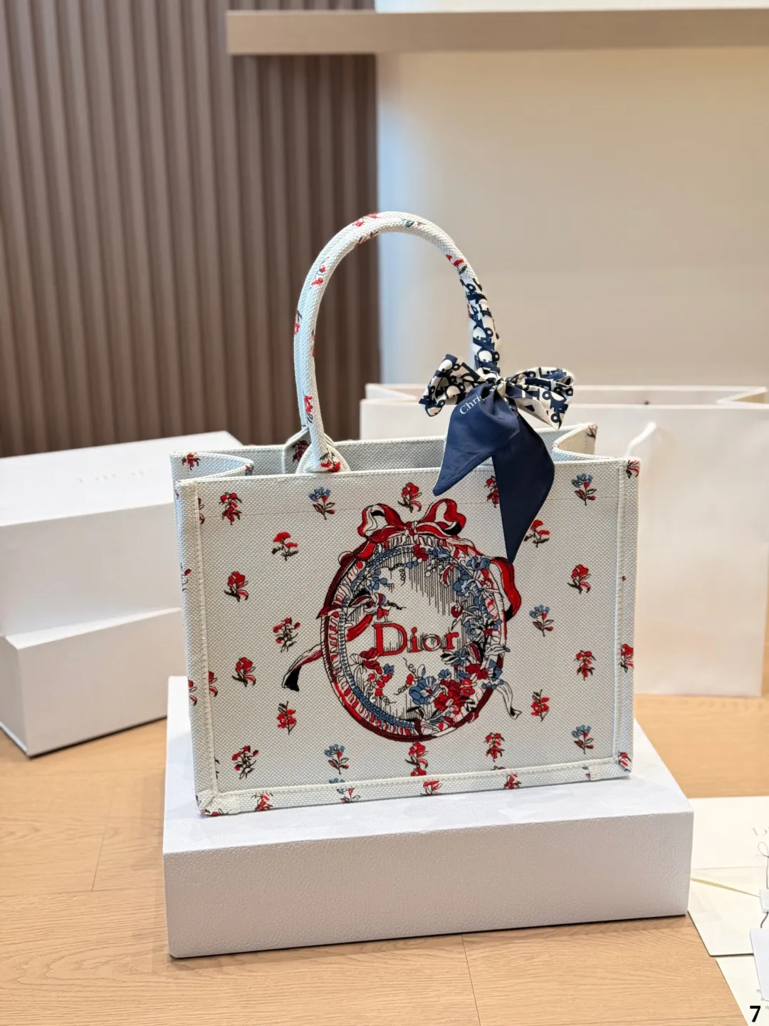 复刻版 原版布 p225 (配内胆) DIOR迪奥|Book tote购物袋 原版3D浮雕原版布 Dior 原版布提花 配内胆/丝巾/星星挂件 Dior book tote今年最喜欢的一款购物袋 tote我用的次数最多的包,因为容量超级大,不管什么东西都向里面放,当然凹造型也是必须有的,这款Dior老花是我最喜欢的颜色,柜台出了很多颜色及花型,最后挑了这个颜色 小号的精致有型 配折叠礼盒 尺寸 中号35cm