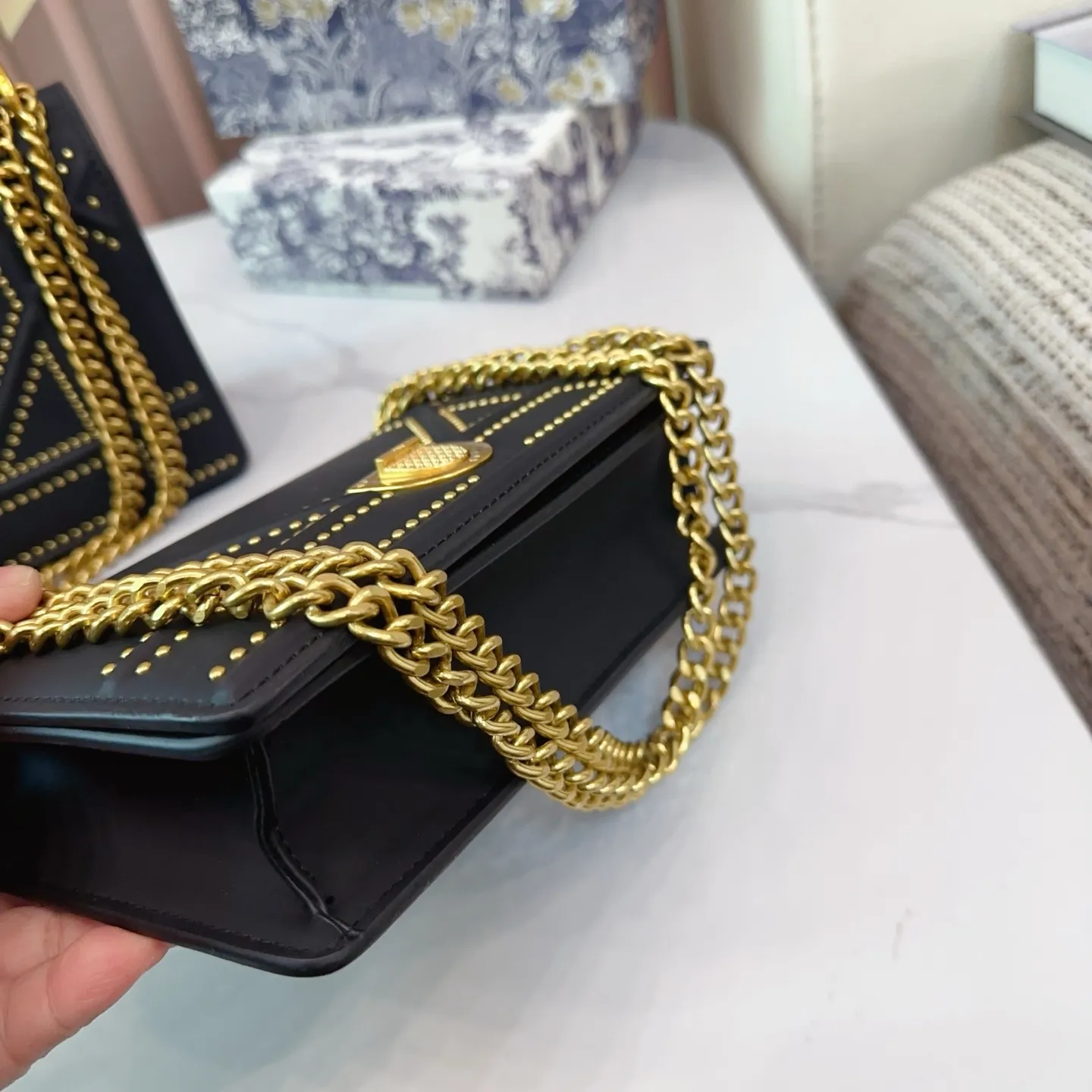 同价。p150 折叠盒 Dior盾牌包 铆钉款经典不过时的一款超百搭 太实用啦尺寸大号26.15cm小号22.14cm。E