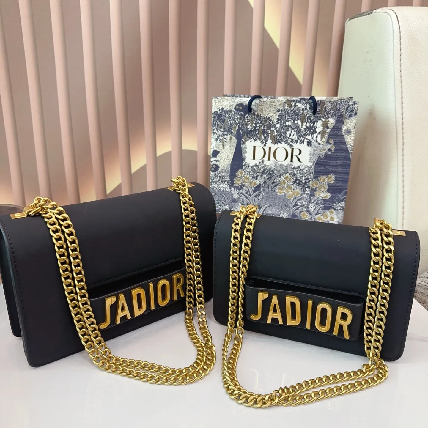 同价。P150p150礼盒🎁 Jadior手插链条包经典不过时的一款超百搭 太实用啦 尺寸大号26.15cm小号22.14cm E