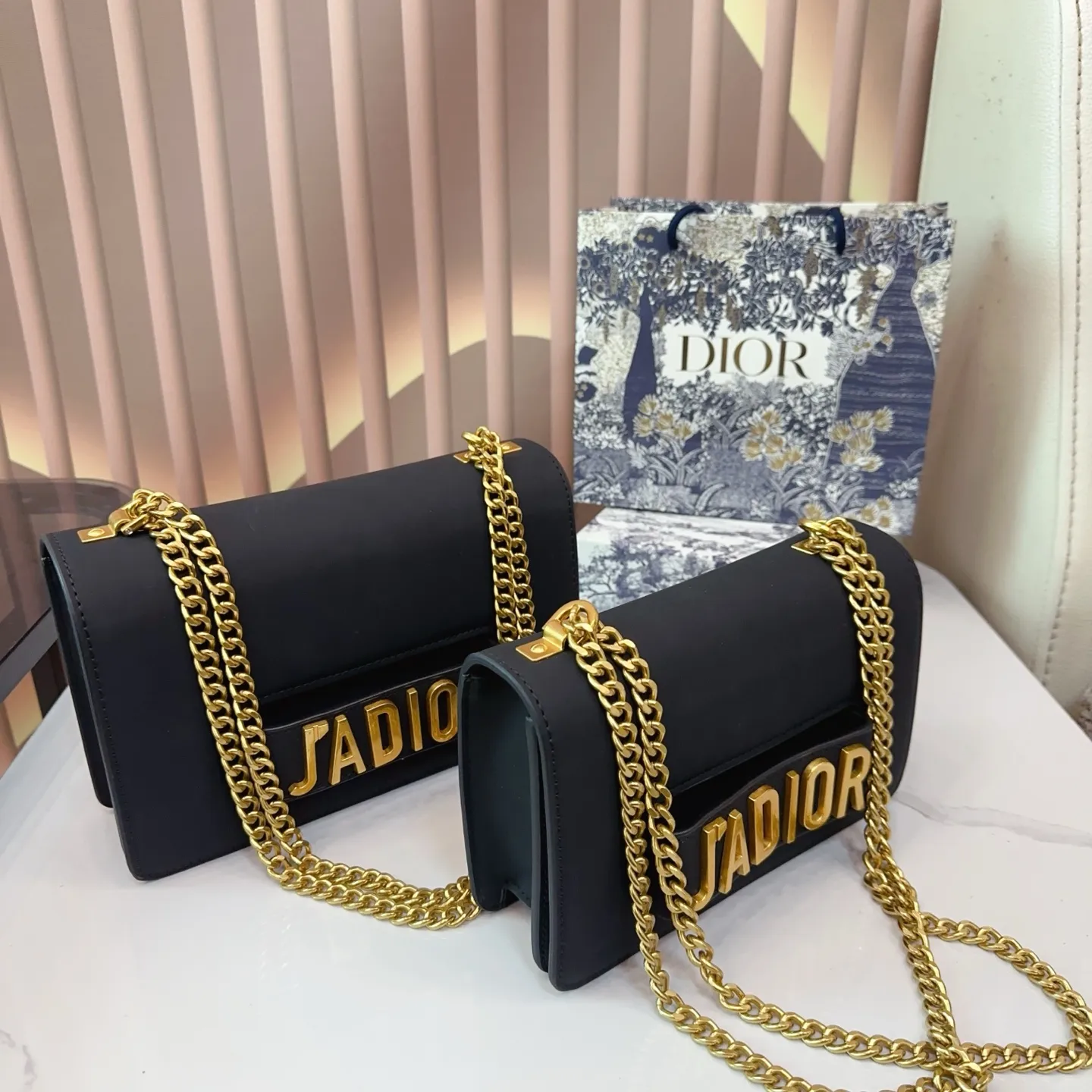 同价。P150p150礼盒🎁 Jadior手插链条包经典不过时的一款超百搭 太实用啦 尺寸大号26.15cm小号22.14cm E