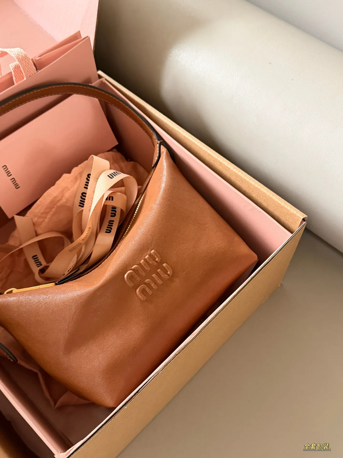 💰190 配盒 size:底宽18*15cm miumiu 牛皮小饭盒~ 做旧的效果牛皮更高级哦! miumiu饭盒包测评,真的太好看了吧