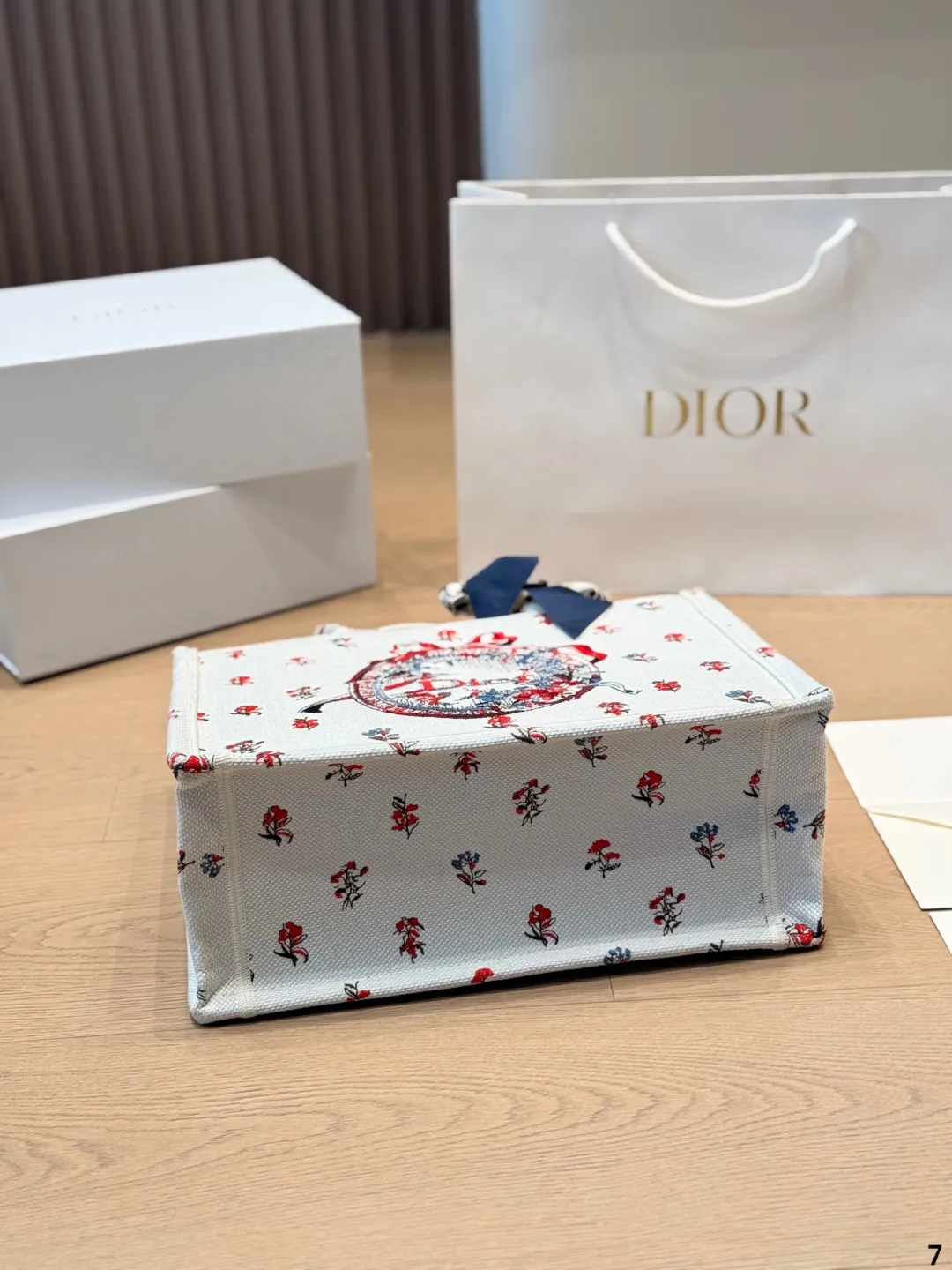 复刻版 原版布 p225 (配内胆) DIOR迪奥|Book tote购物袋 原版3D浮雕原版布 Dior 原版布提花 配内胆/丝巾/星星挂件 Dior book tote今年最喜欢的一款购物袋 tote我用的次数最多的包,因为容量超级大,不管什么东西都向里面放,当然凹造型也是必须有的,这款Dior老花是我最喜欢的颜色,柜台出了很多颜色及花型,最后挑了这个颜色 小号的精致有型 配折叠礼盒 尺寸 中号35cm