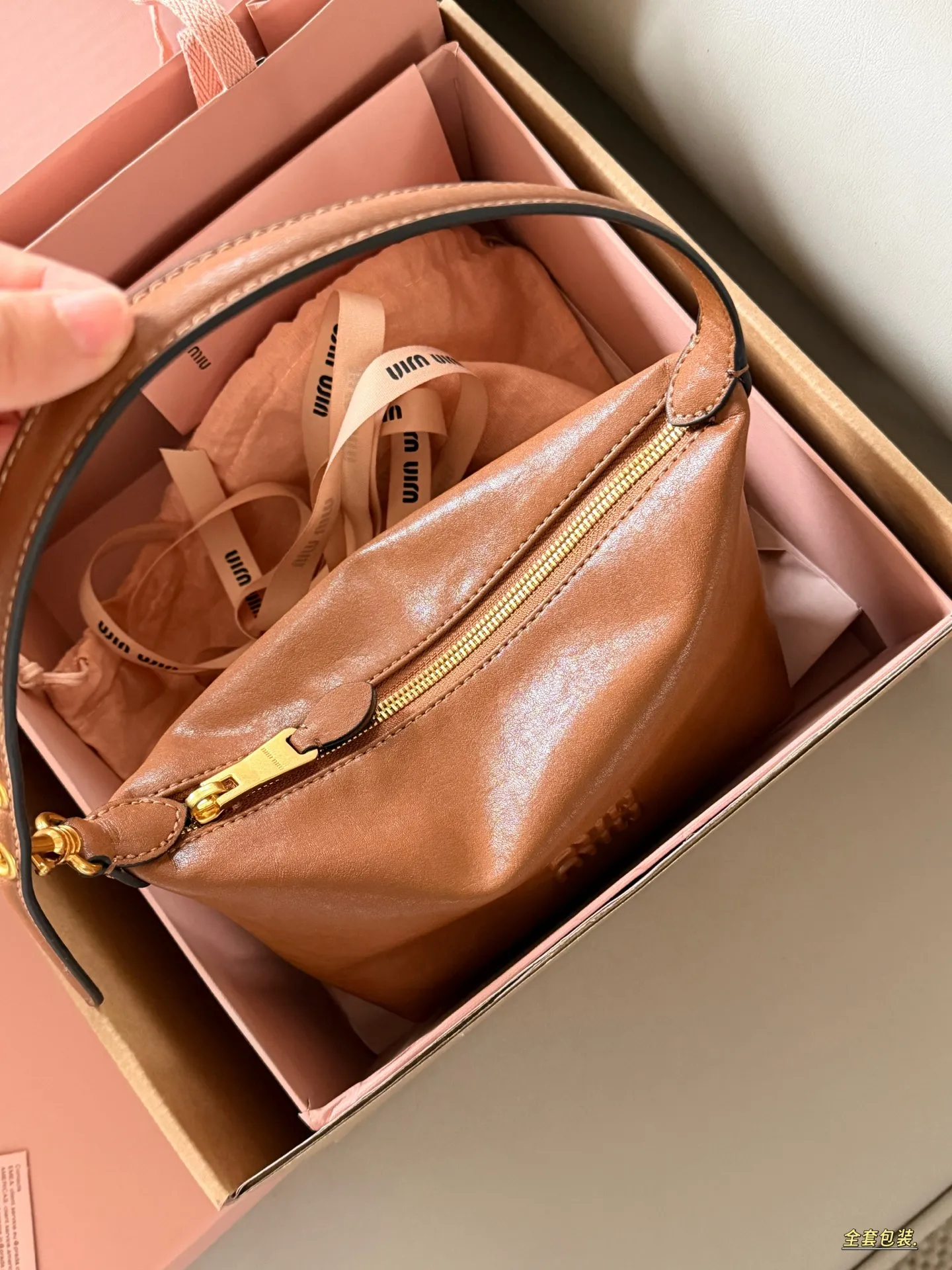 💰190 配盒 size：底宽18*15cm miumiu 牛皮小饭盒~ 做旧的效果牛皮更高级哦！ miumiu饭盒包测评，真的太好看了吧