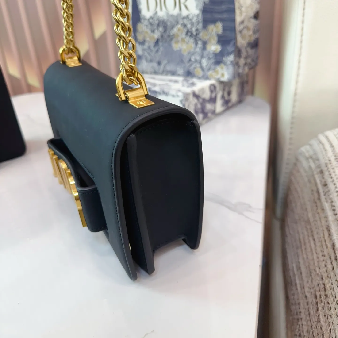 同价。P150p150礼盒🎁 Jadior手插链条包经典不过时的一款超百搭 太实用啦 尺寸大号26.15cm小号22.14cm E