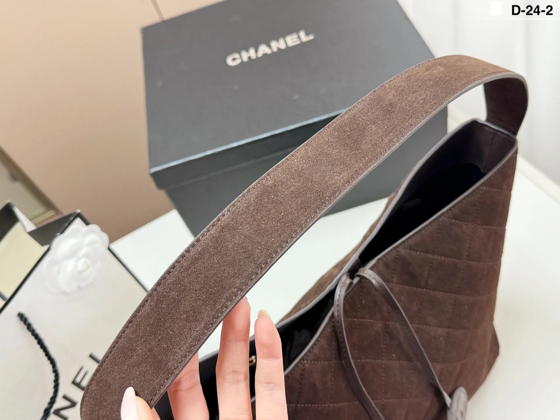 💰p280(牛皮版本) D-24-2 尺寸25x28 配盒 香奈儿这款菱格纹托特包,采用优质小牛皮,手感细腻又耐用。经典菱格纹+双C金属吊饰,品牌辨识度超高✨