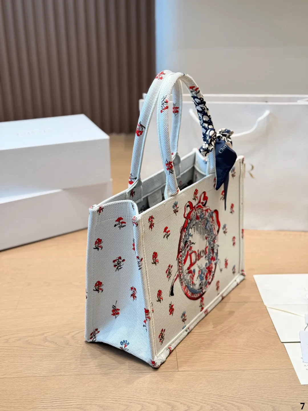 复刻版 原版布 p225 （配内胆） DIOR迪奥｜Book tote购物袋 原版3D浮雕原版布 Dior 原版布提花 配内胆/丝巾/星星挂件 Dior book tote今年最喜欢的一款购物袋 tote我用的次数最多的包，因为容量超级大，不管什么东西都向里面放，当然凹造型也是必须有的，这款Dior老花是我最喜欢的颜色，柜台出了很多颜色及花型，最后挑了这个颜色 小号的精致有型 配折叠礼盒 尺寸 中号35cm