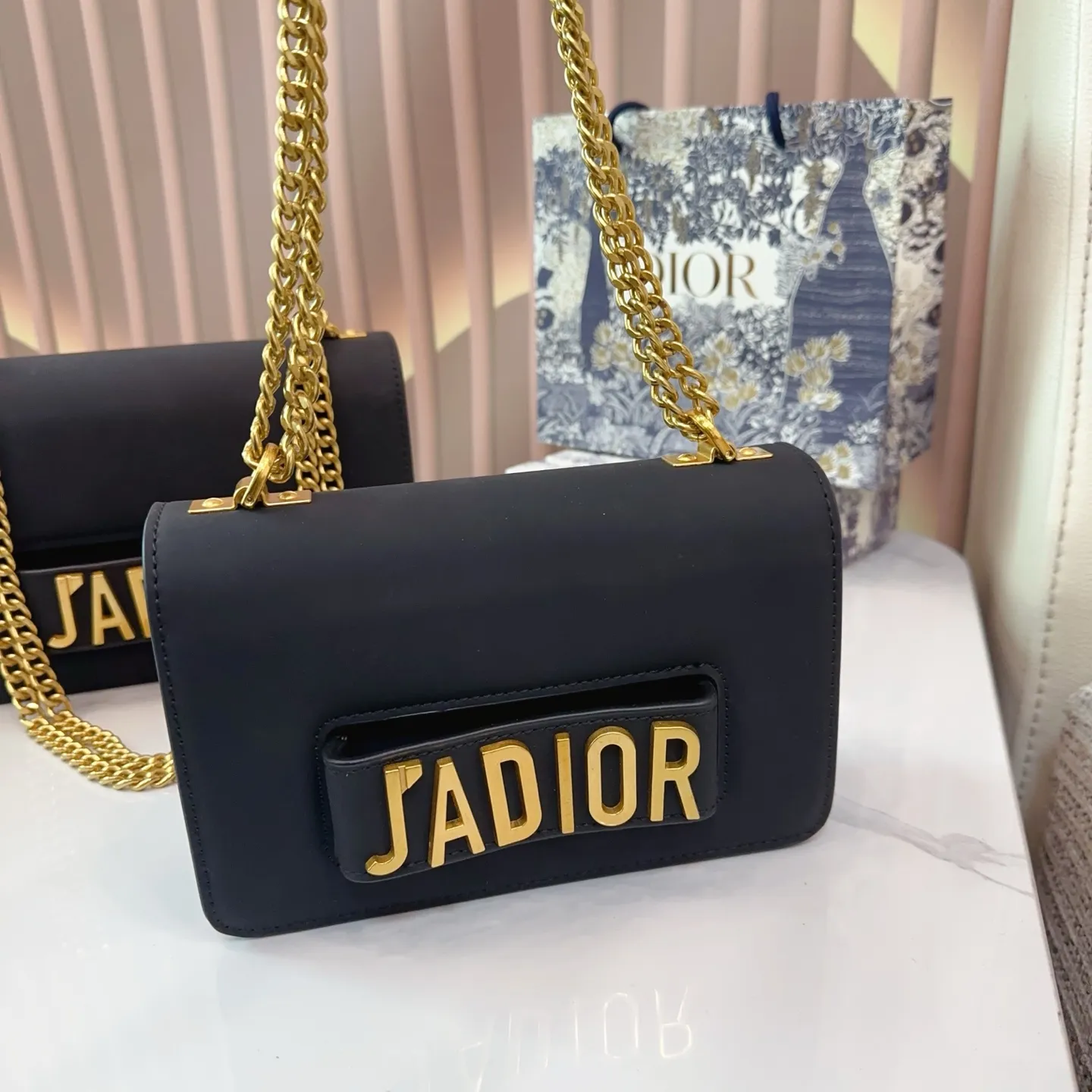 同价。P150p150礼盒🎁 Jadior手插链条包经典不过时的一款超百搭 太实用啦 尺寸大号26.15cm小号22.14cm E